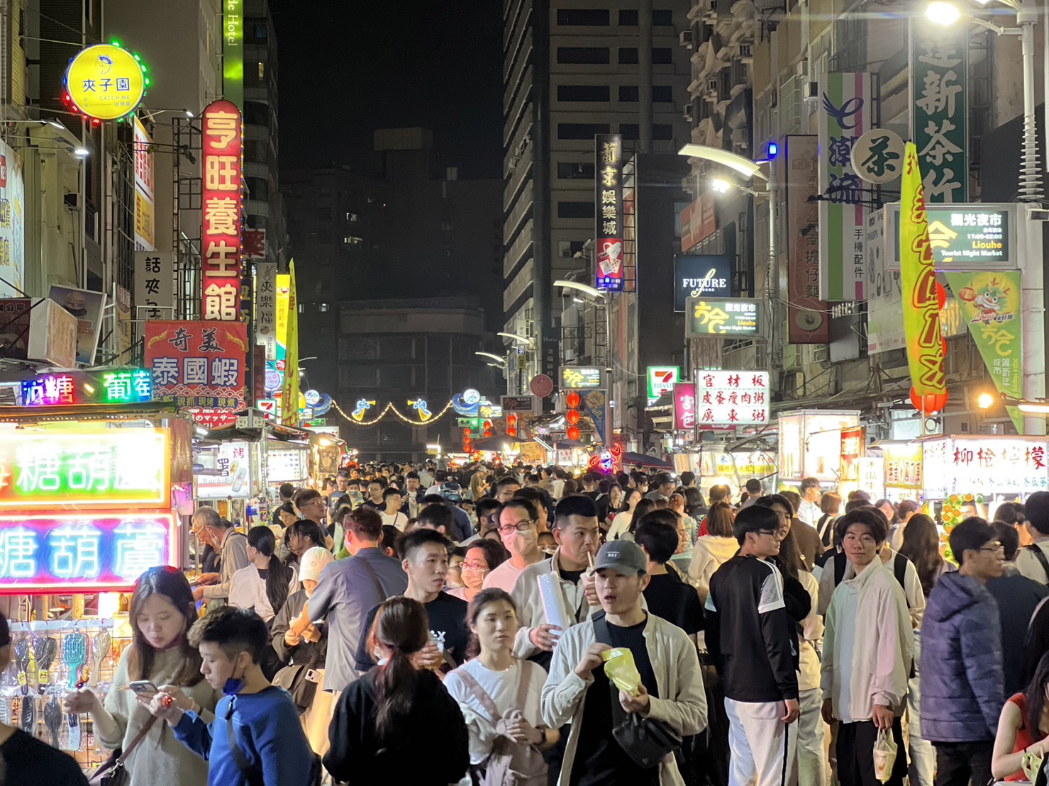 台湾夜市贩售许多特色小吃，除了国人喜欢，也吸引大量的外国游客。示意图，联合报系资料照