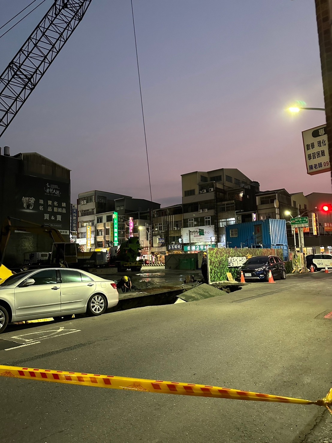 台南市中西区五妃街、西门路口工地旁五妃街路面塌陷，1辆小货车掉入坑洞，现场拉起警戒绳。图／南市工务局提供