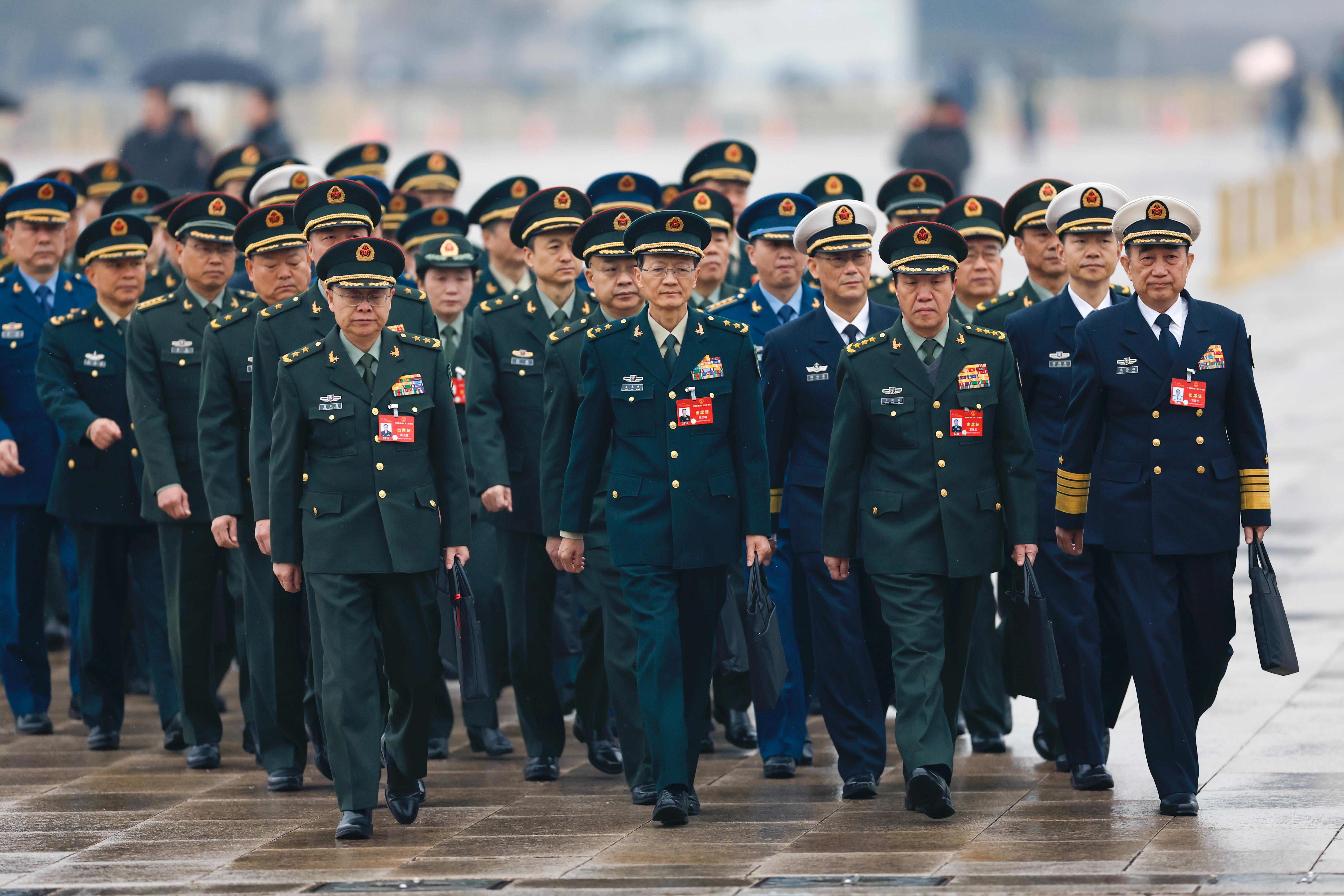 图为3月5日，中共十四届全国人大二次会议开幕前，解放军和武警部队代表团正走向人民大会堂。（中新社）