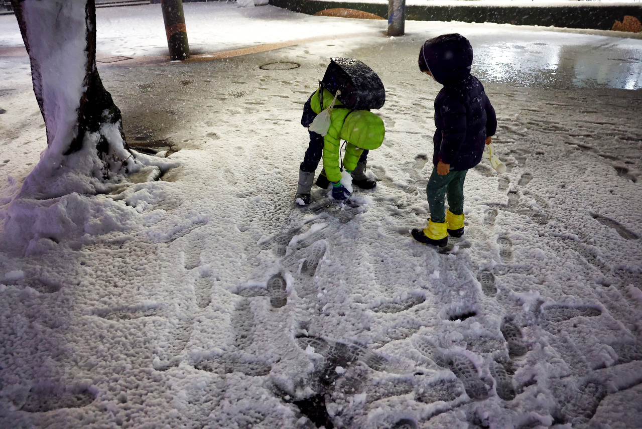 受到朝日本本州南岸前进的低气压系统影响，关东地区平地明天可能出现警戒级大雪，东京23区预计也会降雪，民众行走时需特别留意。图／路透社