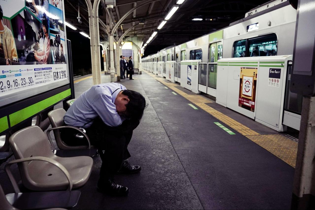 数据显示，日本一直是迄今为止世界上铁道自杀人数最多的国家。图为装设月台门的山手线列车停靠东京月台。 图／美联社　