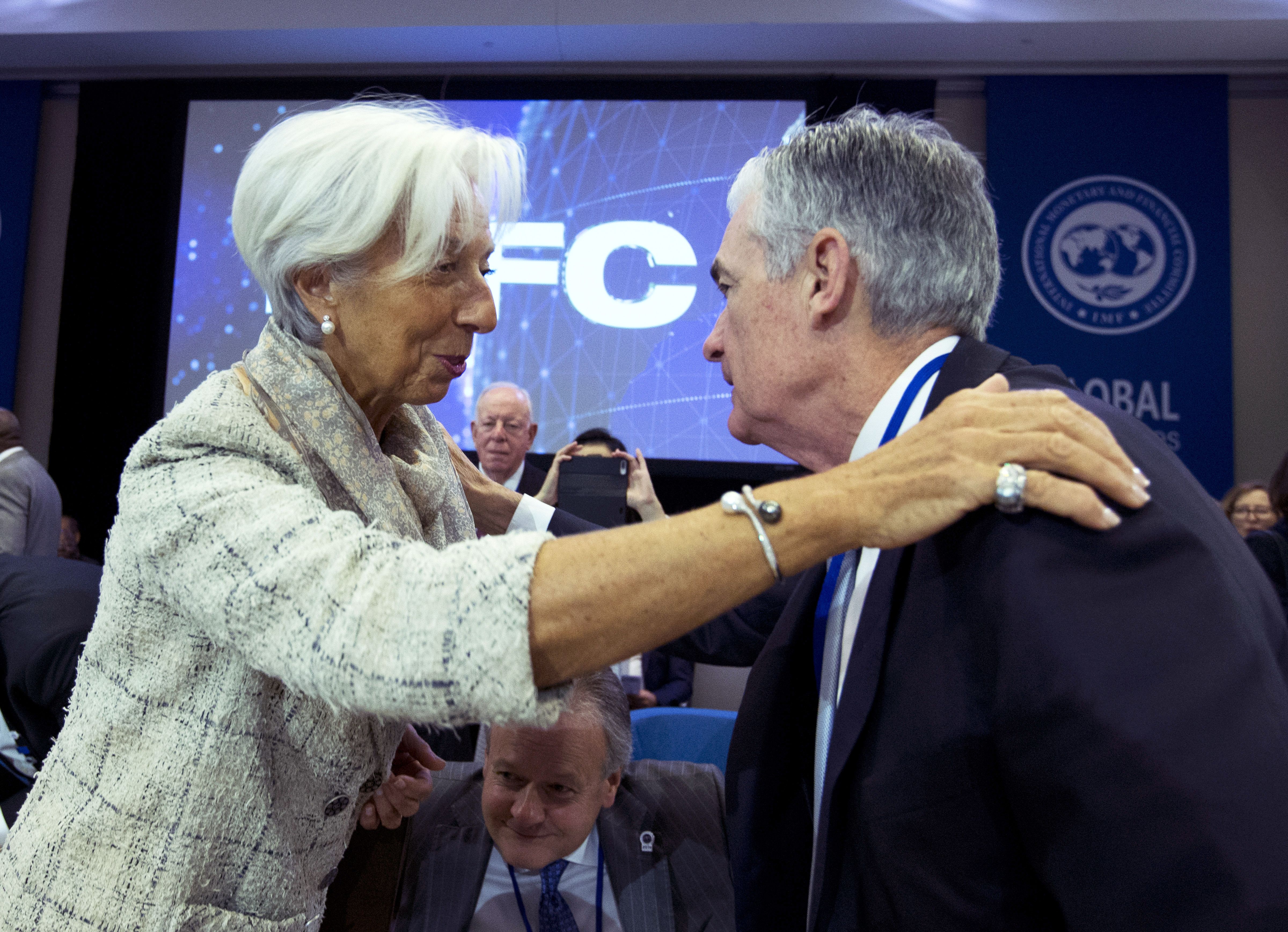 美国联准会主席鲍尔（右）与欧洲央行总裁拉加德（左）不约而同表示，今年降利率的时点不远了，助长市场对6月将是央行货币政策转折点的预期。图为档案照。美联社