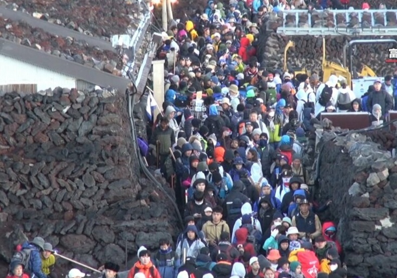 富士山登山客爆量，人数甚至比疫情前还要更多。 FNNプライムオンライン