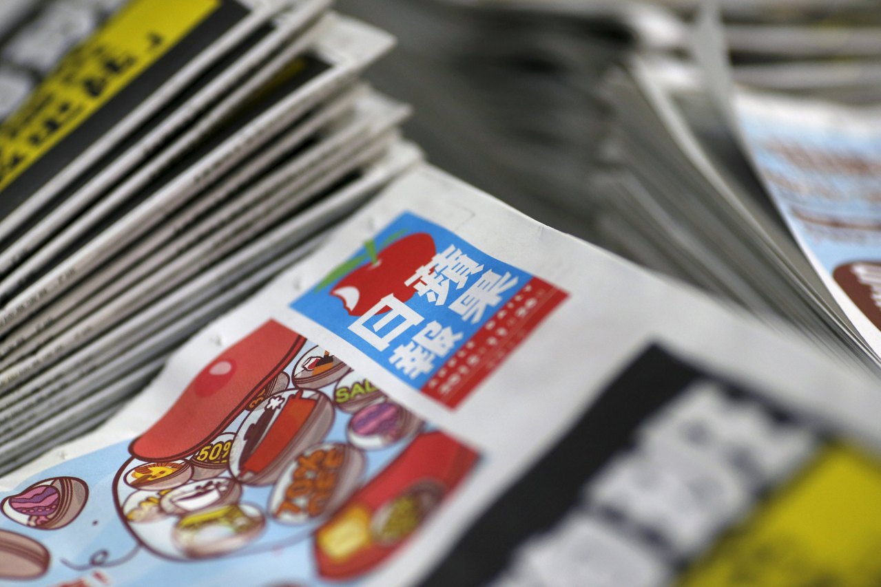 香港立法会今天审议基本法23条立法草案，有议员提问，若有人将苹果日报旧报纸当作纪念放在家，是否触犯「管有煽动刊物」。图／路透社