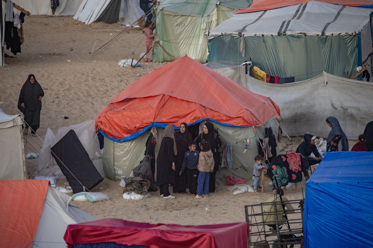 图为加萨走廊南部靠近埃及边境的拉法难民营。（欧新社）