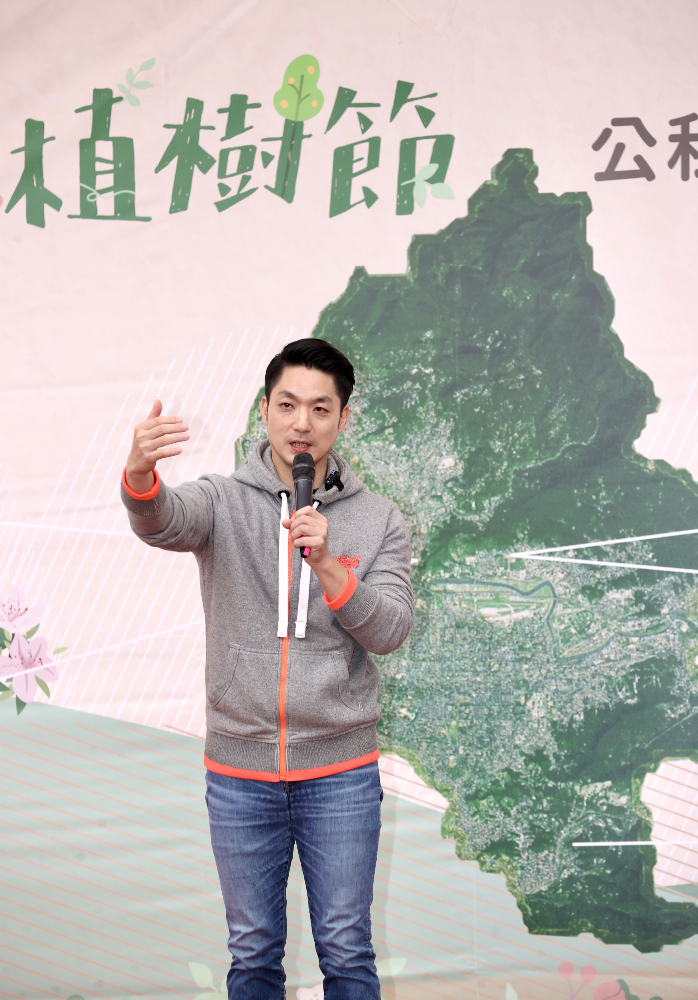 台北市长蒋万安今天出席台北市立动物园，与企业共同推动宣誓认养植树造林活动。记者林俊良／摄影
