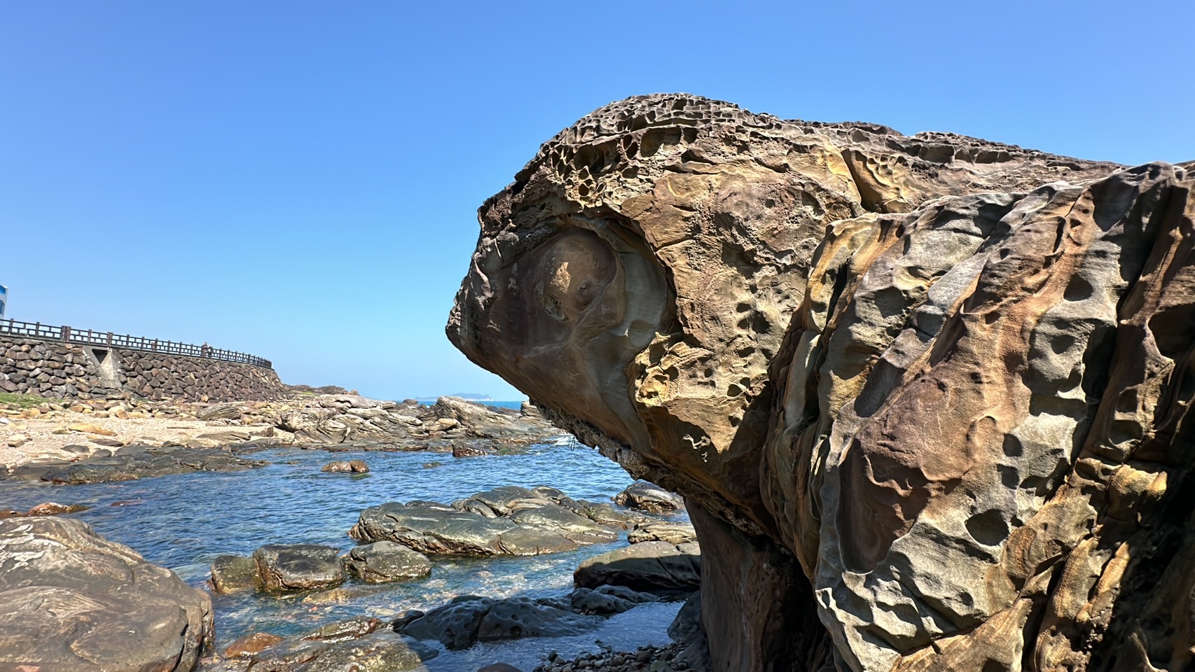 基隆市外木山海岸有块奇岩，有人发现形似大乌龟引颈模样，上传网路成为话题，不少人前去寻找欣赏。记者邱瑞杰／摄影