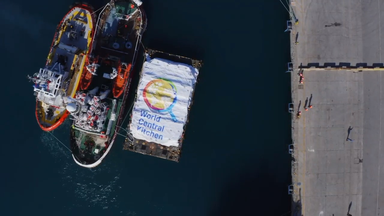 救援物资船载著200吨粮食，12日从赛普勒斯出发前往加萨。图中覆盖白布的区域即是粮食。 图／欧新社
