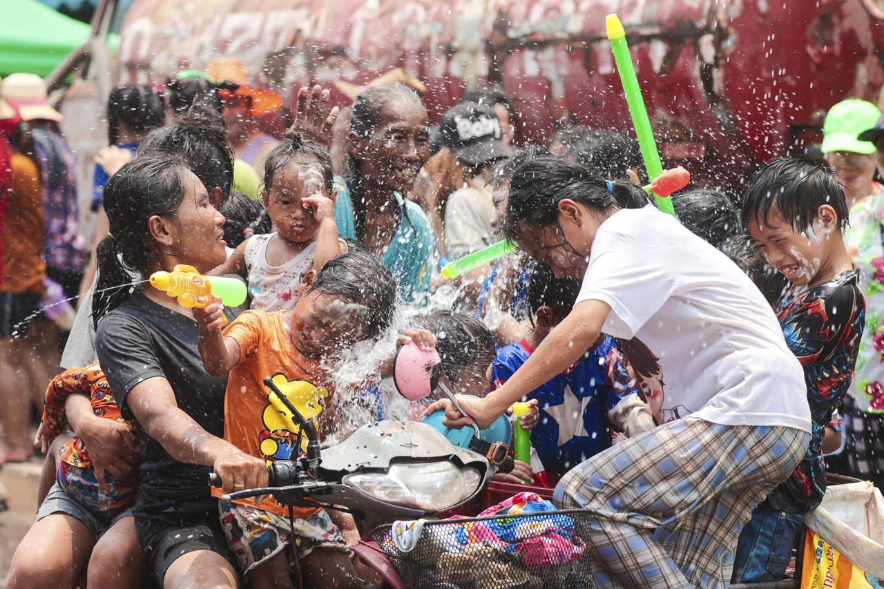 泰国泼水节。美联社