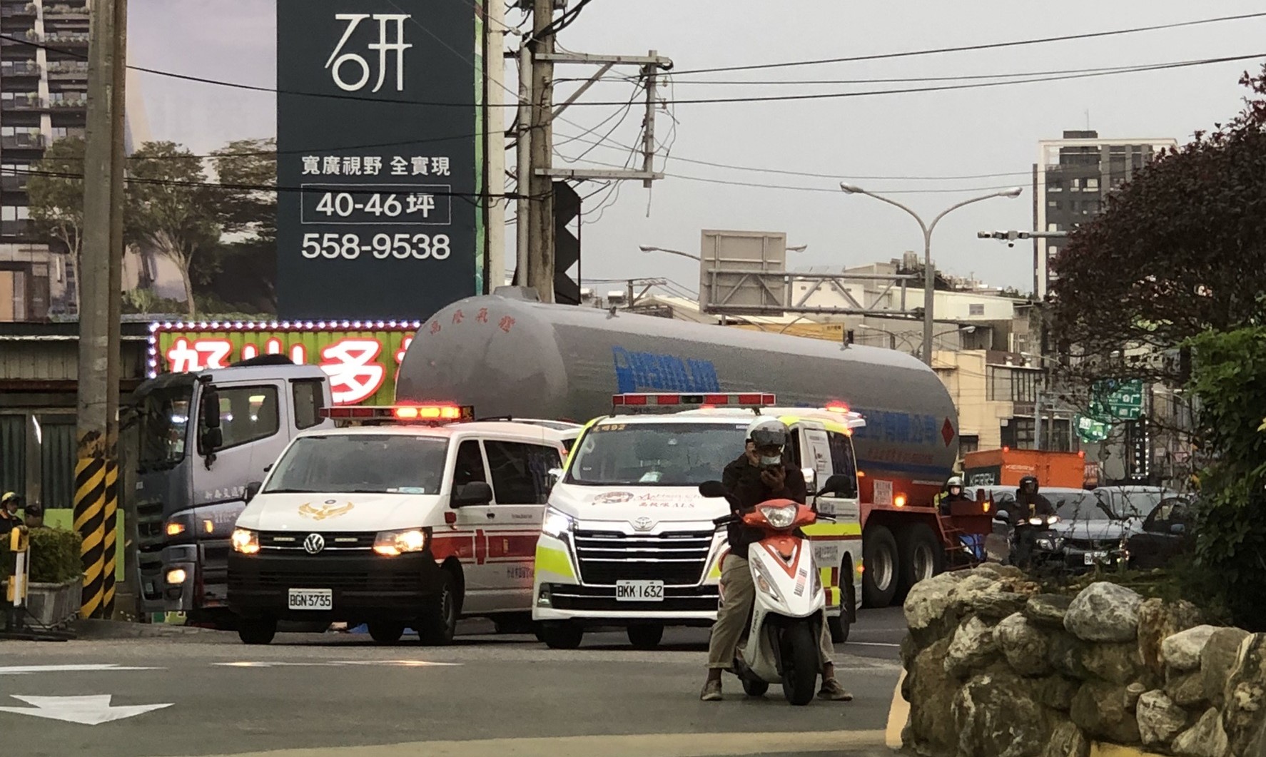新竹县竹北市今天下午5时许发生严重车祸意外，一名30多岁女子骑乘单车行经中华路与兴隆路口时，不慎与瓦斯分装车发生擦撞。图／民众提供
