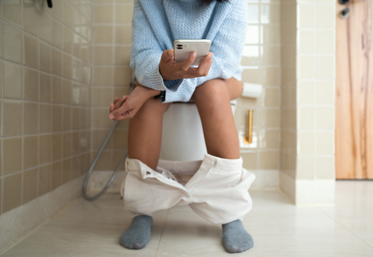 医师建议最好不要带手机如厕，若是如此做了应该做好手机清洁，以免细菌藏在手机上成为潜在感染源。此为带手机如厕示意图。图／Ingimage