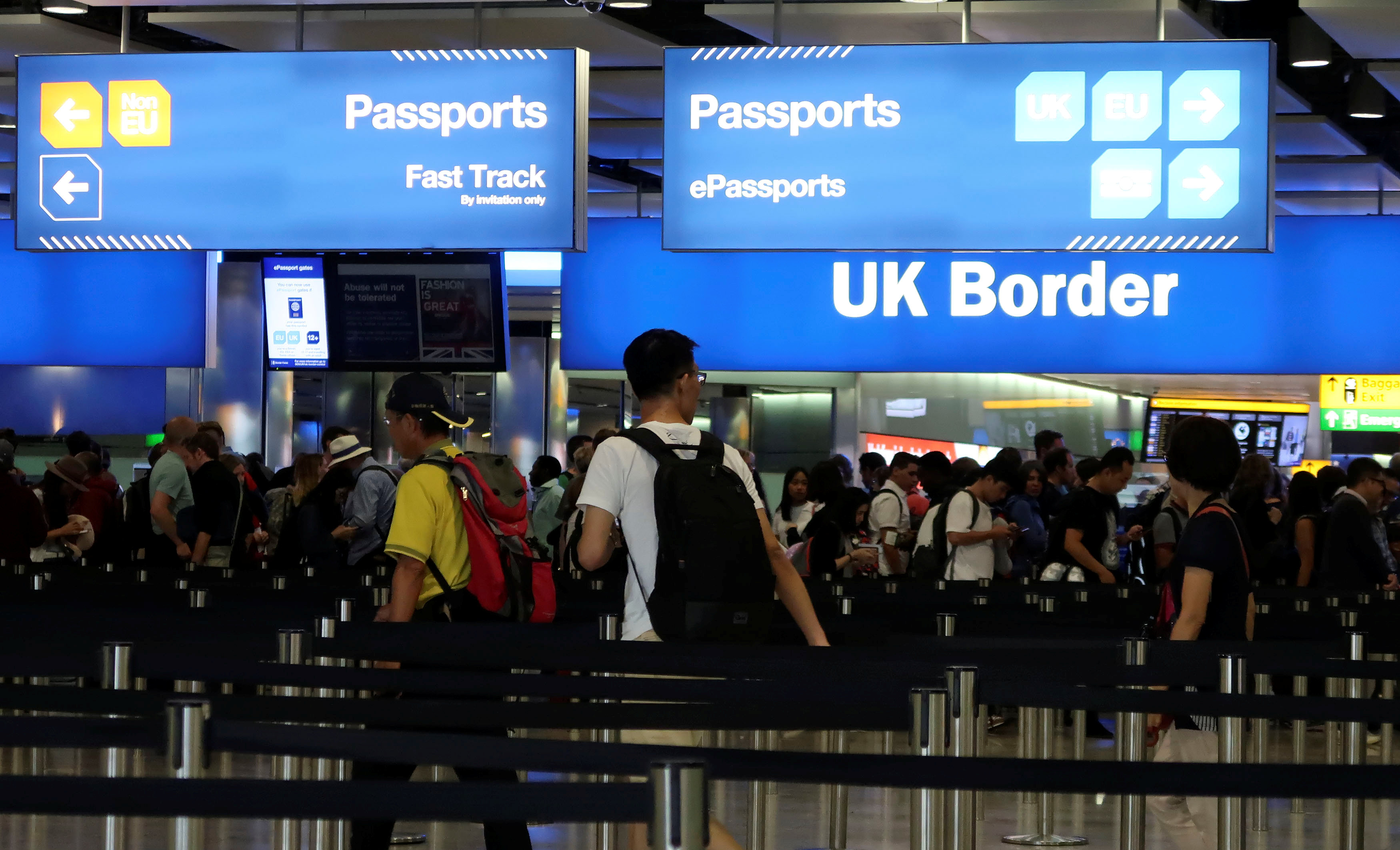 传英国拟限制持公务护照入境的中国公民人数。路透