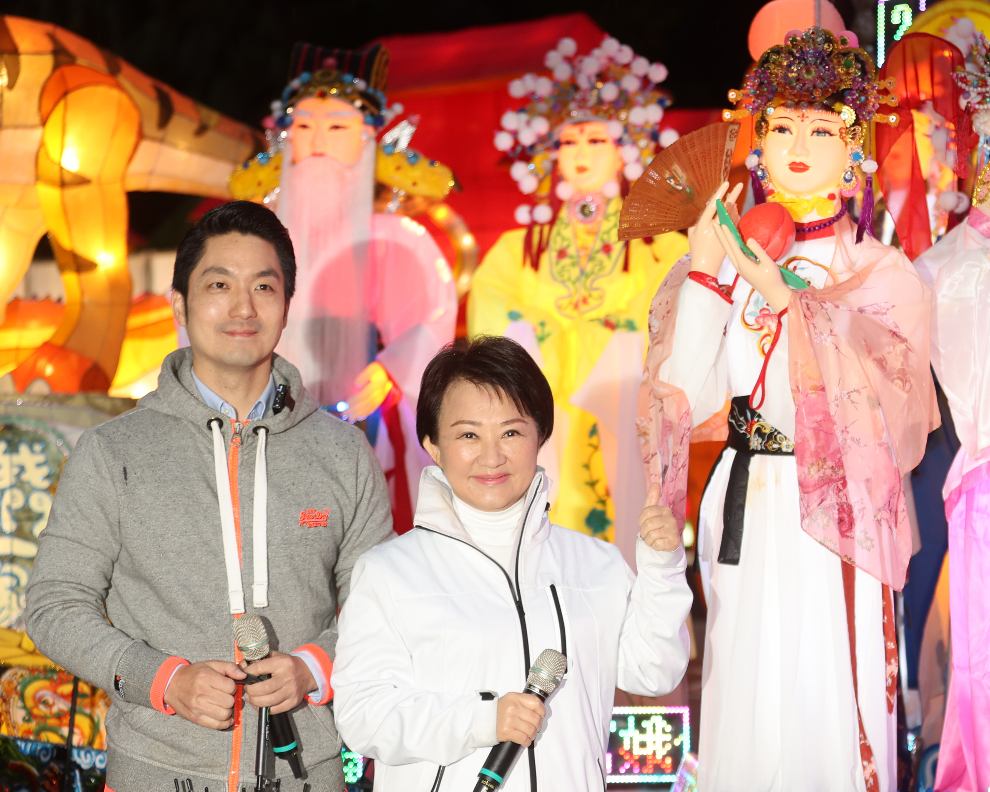 台中市长卢秀燕（右）和台北市长蒋万安（左）情同姐弟，两人在台北灯节时互称「女神、男神」，相当逗趣。本报系资料照片