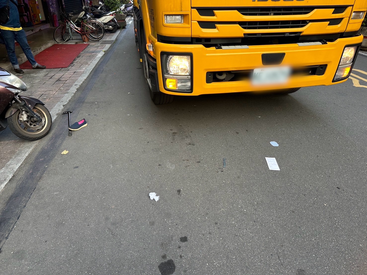 台北市万华区日前发生垃圾车撞死人案件，死者鞋子、拐杖遗留现场。记者翁至成／翻摄
