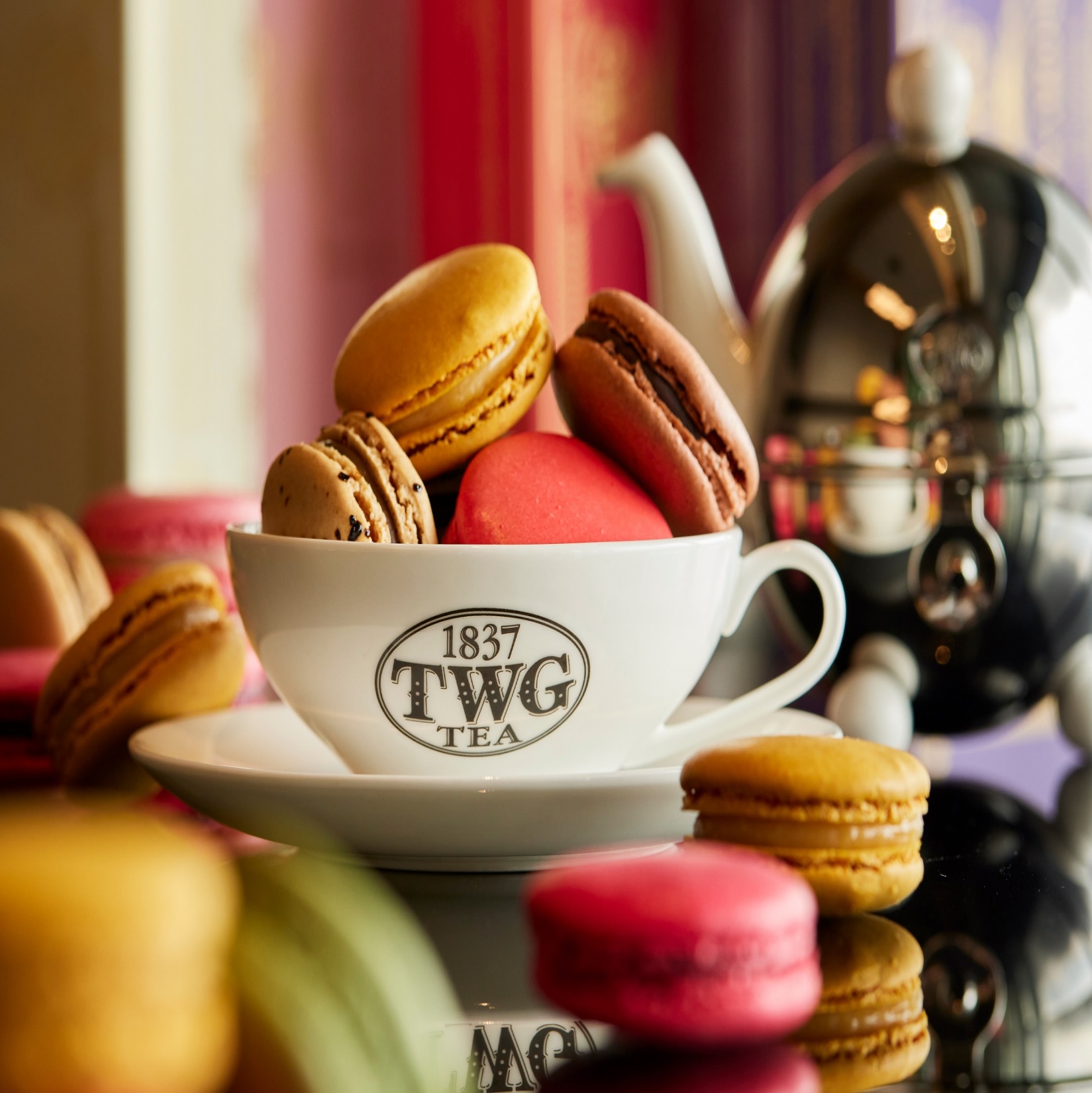 世界奢华茶叶品牌TWG Tea推出「一日限定活动」，3/20当天限量开抢6入盒装茶香马卡龙「买一送一」，全台精品门市每间限量50组。图/TWG Tea提供