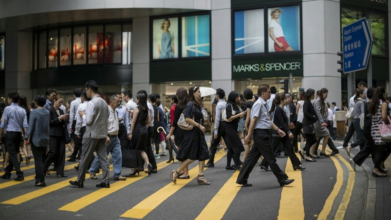 有小红书版主近日发布影片，向网友介绍大部份香港人都有的4大特征，提到港人出门喜欢揹袋、穿球鞋、走路特别快、饮食清淡。（资料图片）
