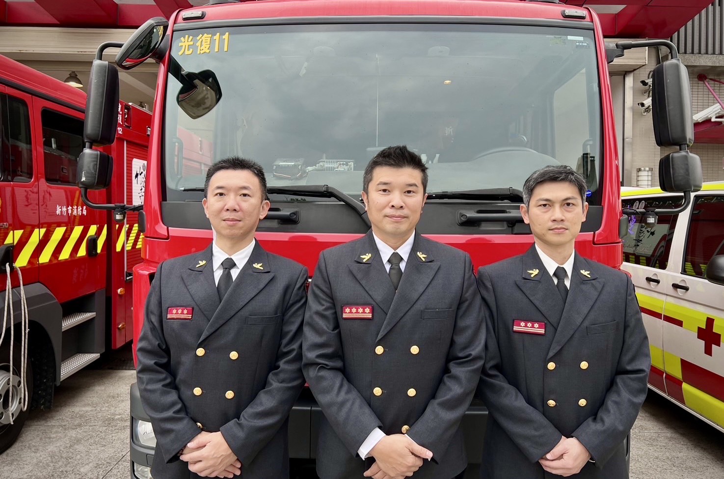 新竹市消防局第二大队由大队长叶耿男（中）、副大队长林靖亚（右）、郭有晋（左）共同担负铁路以东及园区一带的消防安全任务。图／竹市府提供