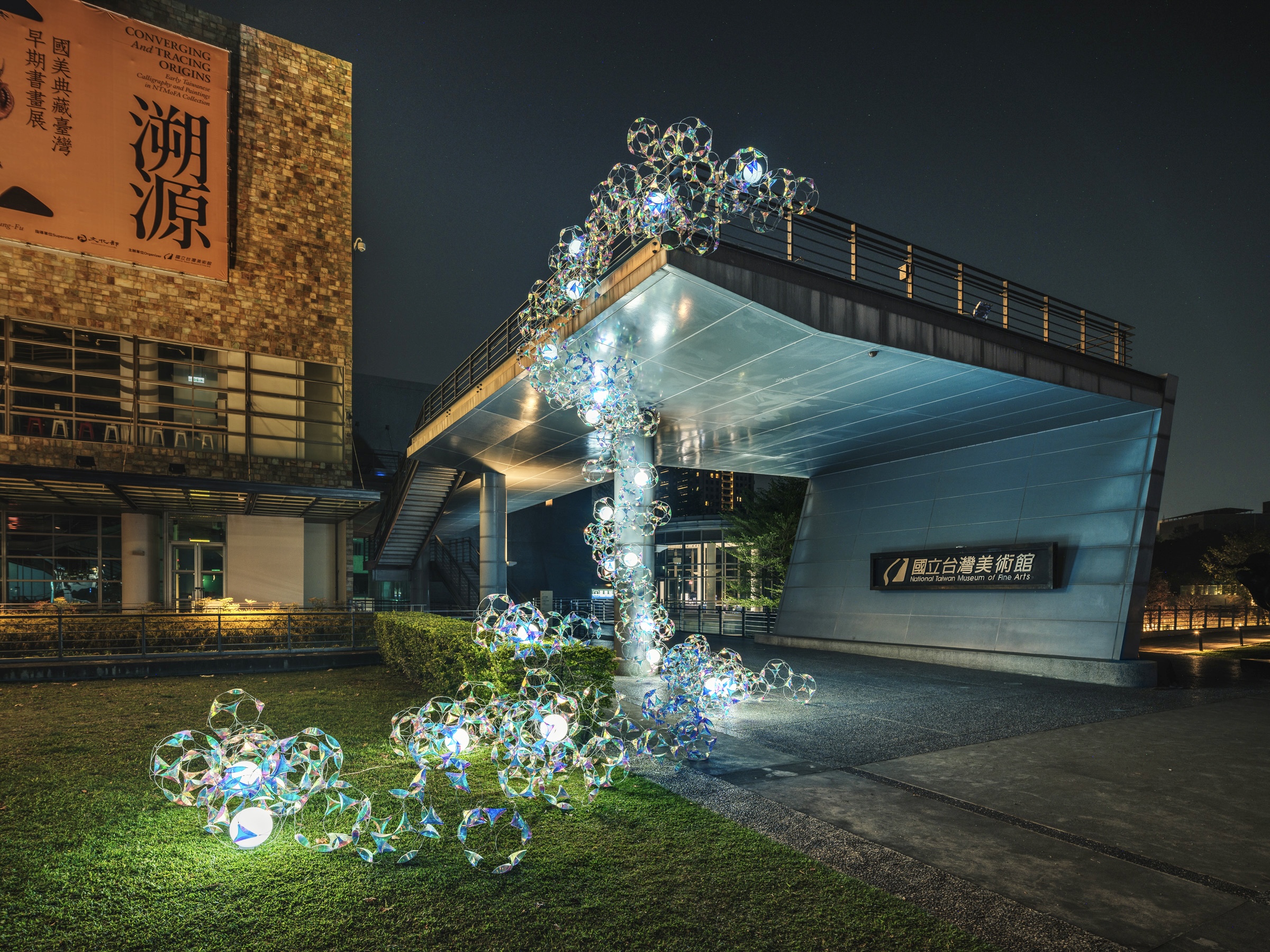 马来西亚光影艺术家Jun ONG，打造一座沉浸式几何光影作品《珊瑚》。国美馆提供