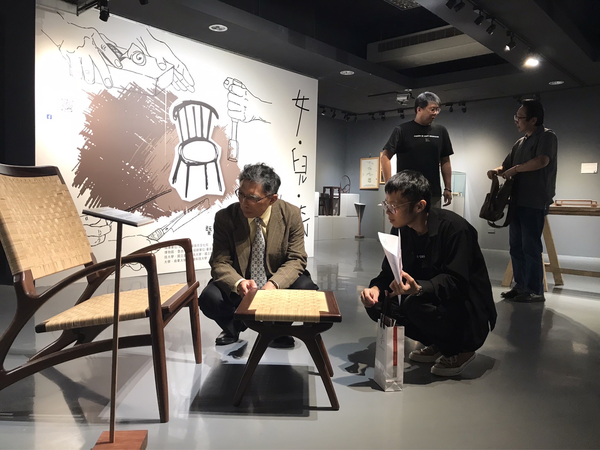 鲁班学堂成立20周年，首度到台南溪北地区办展，以「女儿椅」为主题，以打造传家宝的心情创作。照／新营文化中心提供