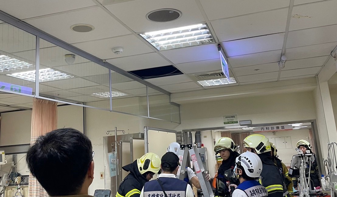 消防人员查看高医急诊室管天花板管线。记者古和纯／翻摄