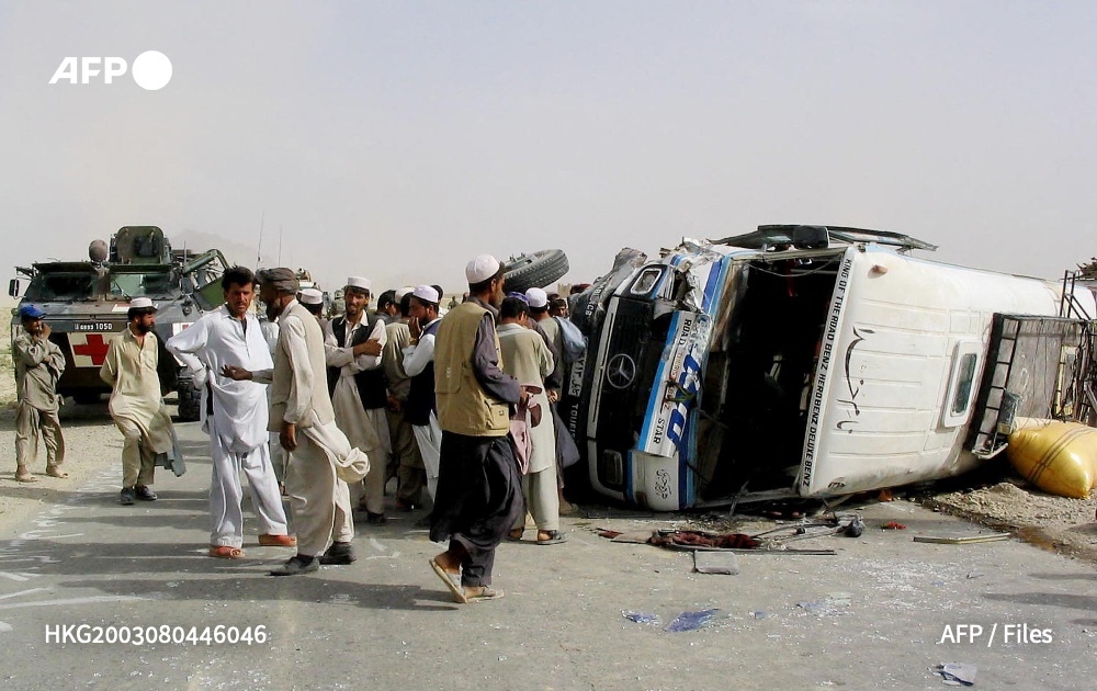 阿富汗南部海曼德省（Helmand）内今天发生巴士与油罐车和摩托车相撞的事故，造成21人死亡、38人受伤。图截自X帐号@AFP