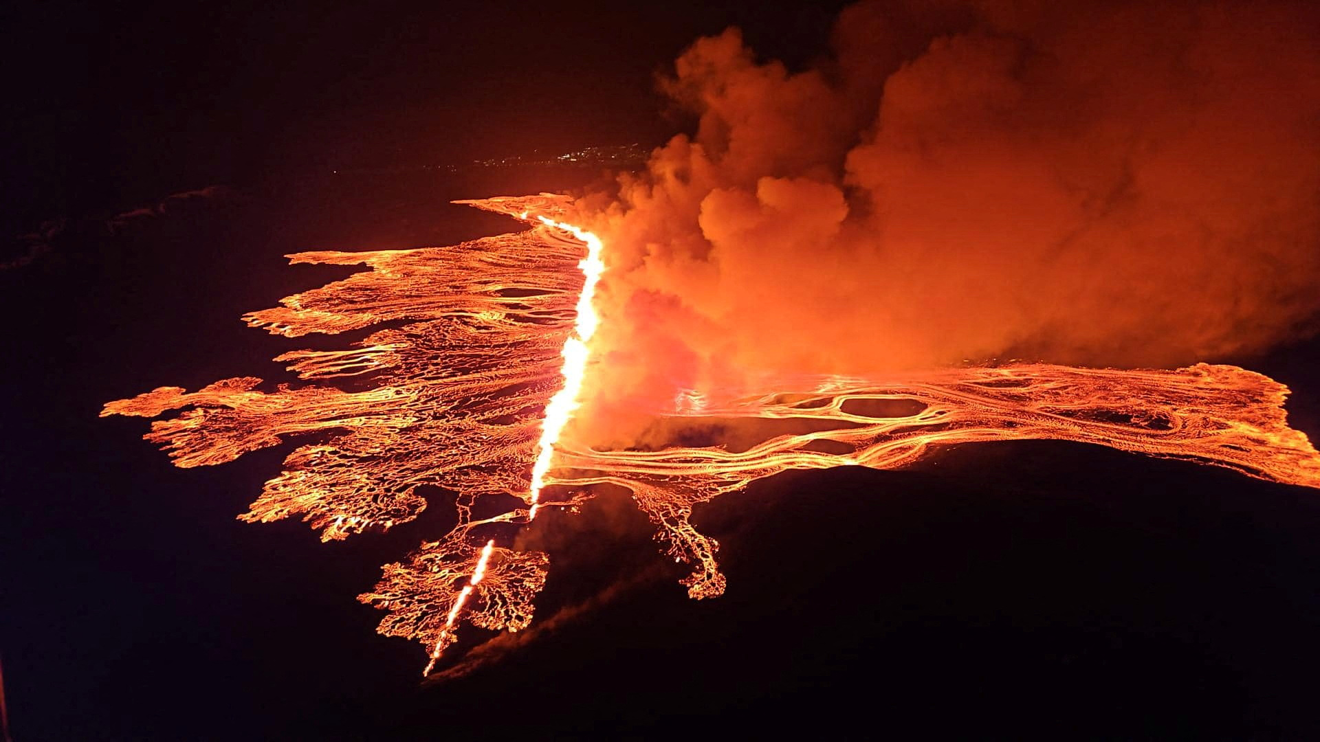 冰岛气象局证实西南端雷克雅内斯半岛火山16日晚间喷发，这是继去年12月至今第4度喷发，裂缝口长达2.9公里，源源不绝的熔岩喷泉喷射而出后迅速向两侧蔓延，亮橙熔岩与漆黑夜空形成鲜明对比。路透