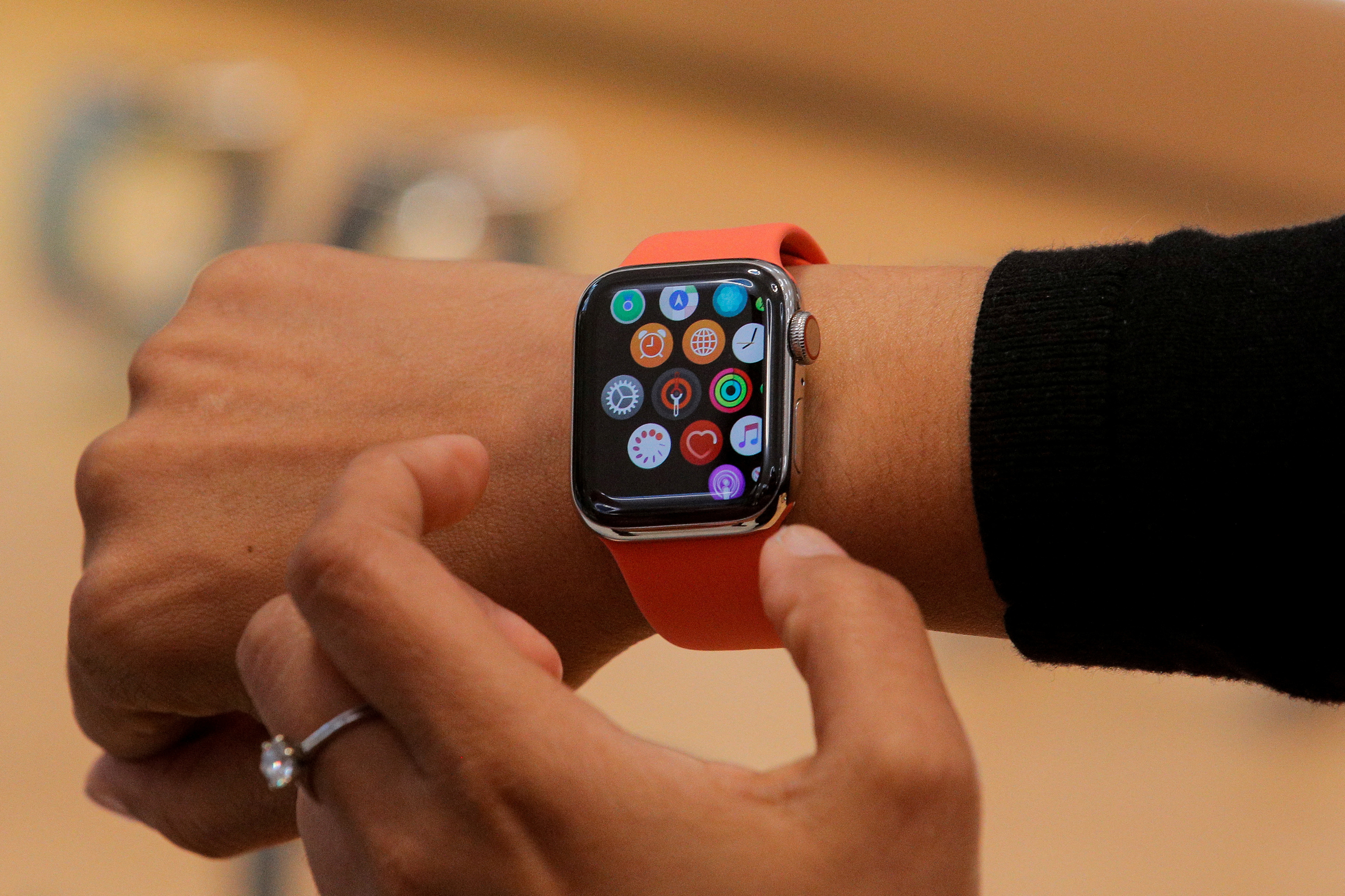 苹果第十代的智慧手表Apple Watch Series 10传出将新增监测血压的功能，然而最初的版本可能只会提醒用户血压上升趋势。路透