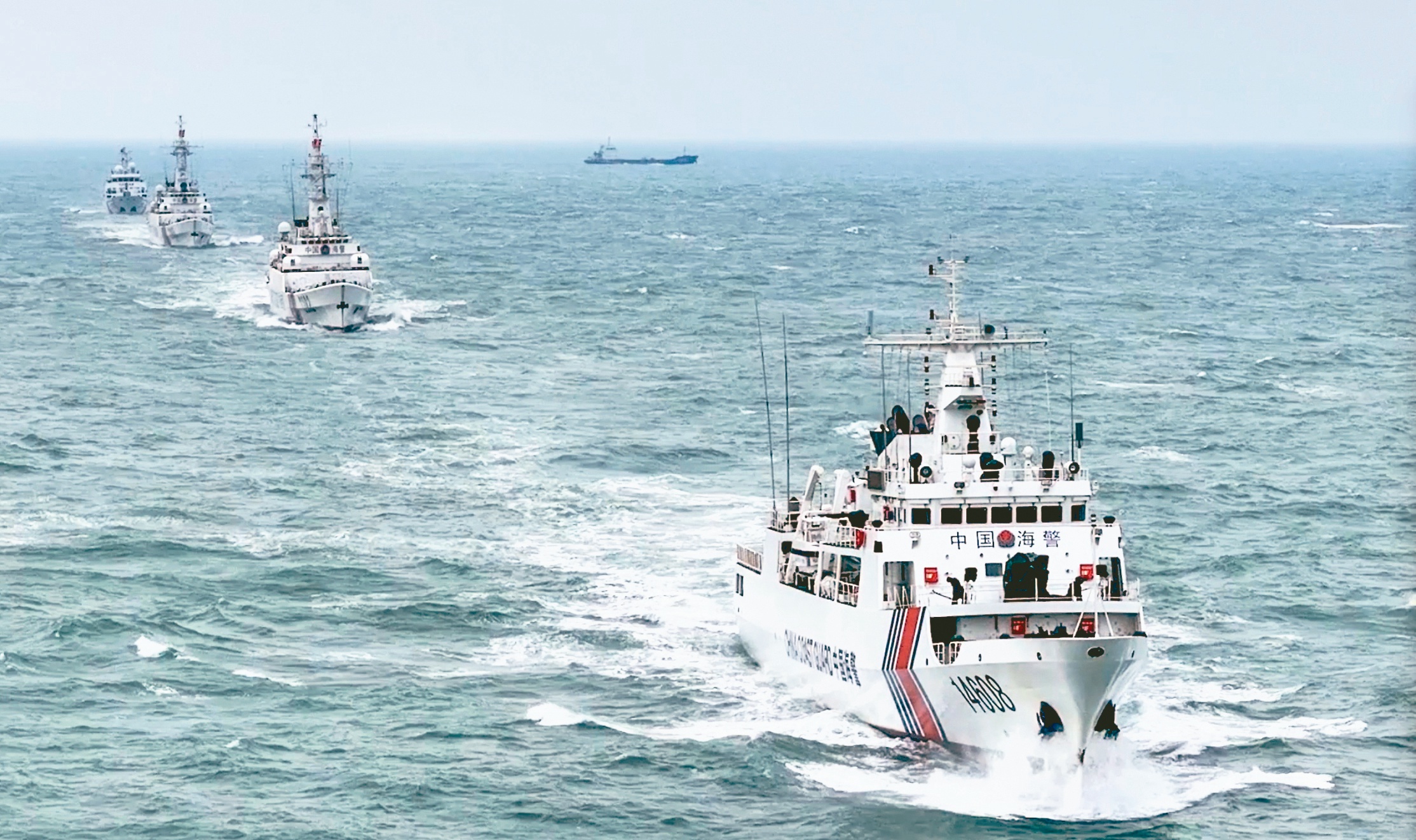 大陆海警15日发布，福建海警组织舰艇编队在金门附近水域「执法巡查」。图为上月底在金门水域的大陆海警舰艇。(取自大陆海警官网)