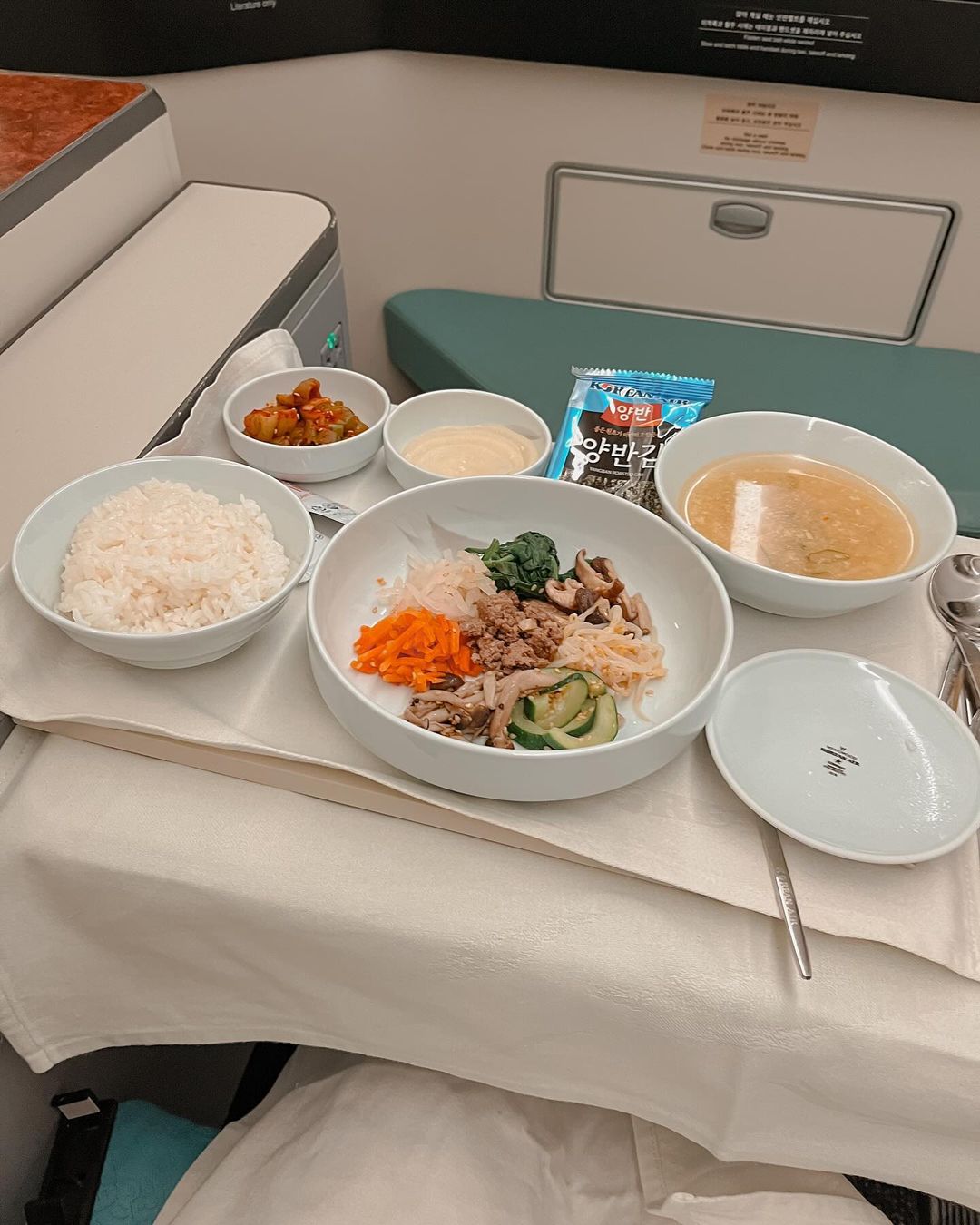 南韩大韩航空2023年勇夺知名旅游杂志《环球旅行家》「最佳航空美食」首奖，一名国外旅游记者亲身实测后惊为天人，盛赞大韩航空餐点比餐厅还美味，打破飞机餐一般给人没滋没味的坏印象。取自IG