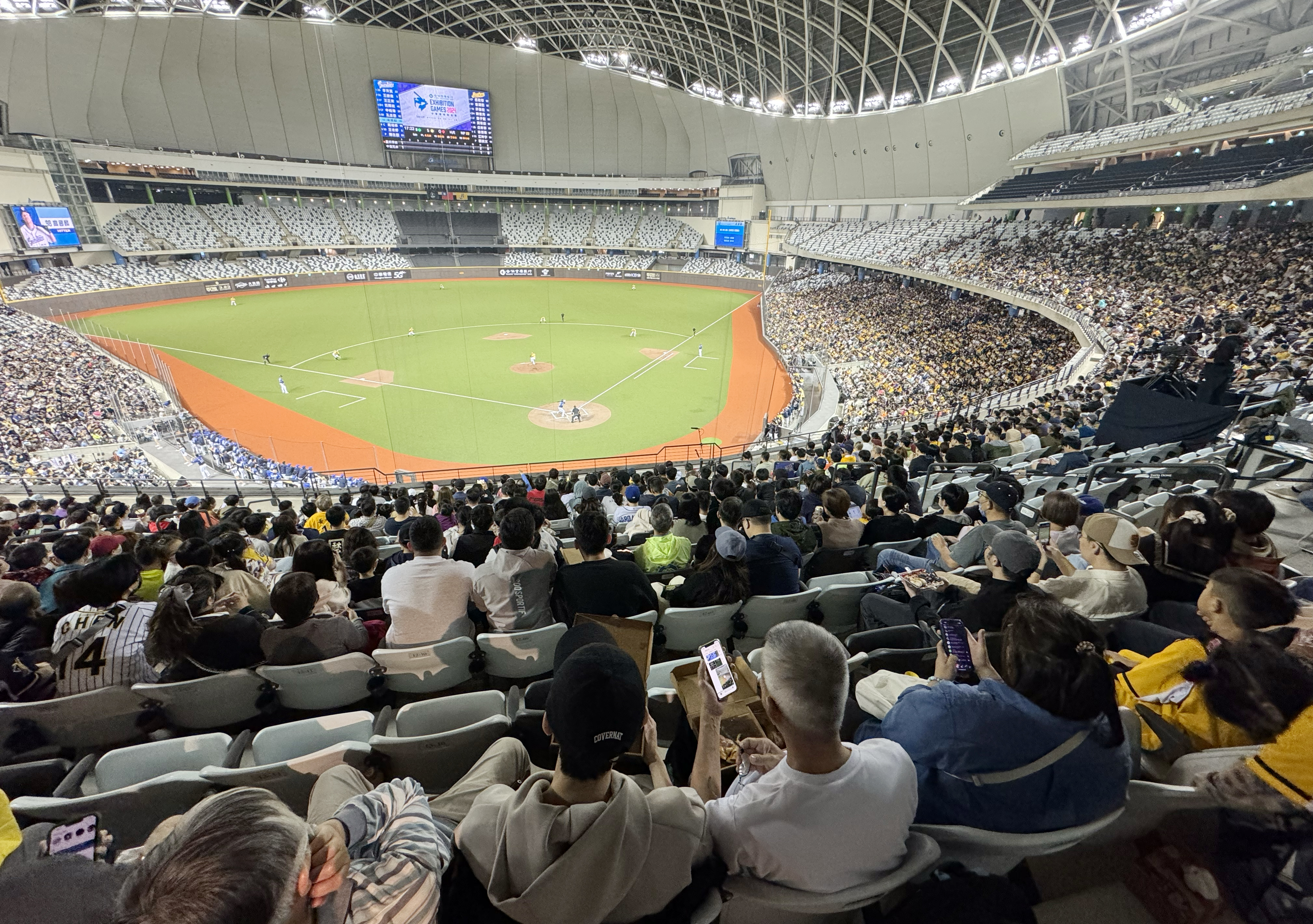 台北大巨蛋举办两场中职官办热身赛，合计涌入超过3万2千人观战。本报资料照片