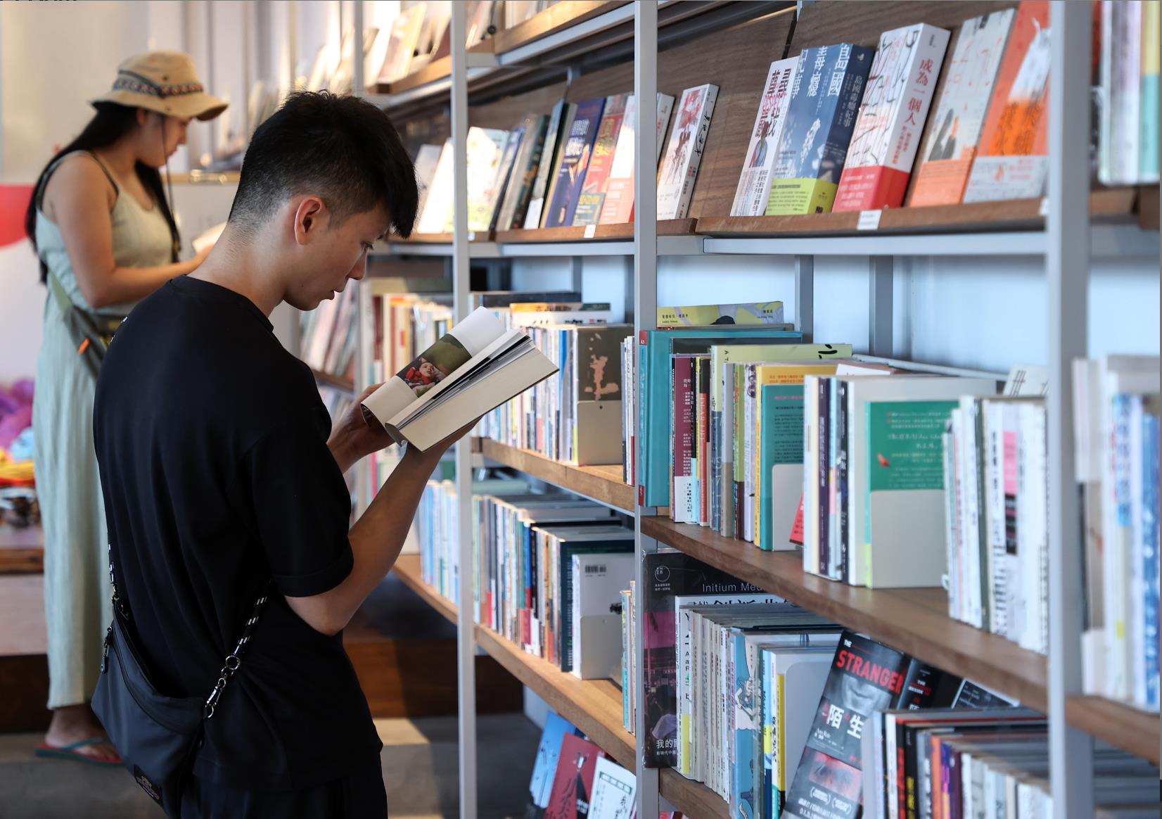 中国发布调查显示，国民人均阅读率超过8成，平均每人每年阅读超过8本书，被不少网友酸数字太假。示意图／联合报系资料照
