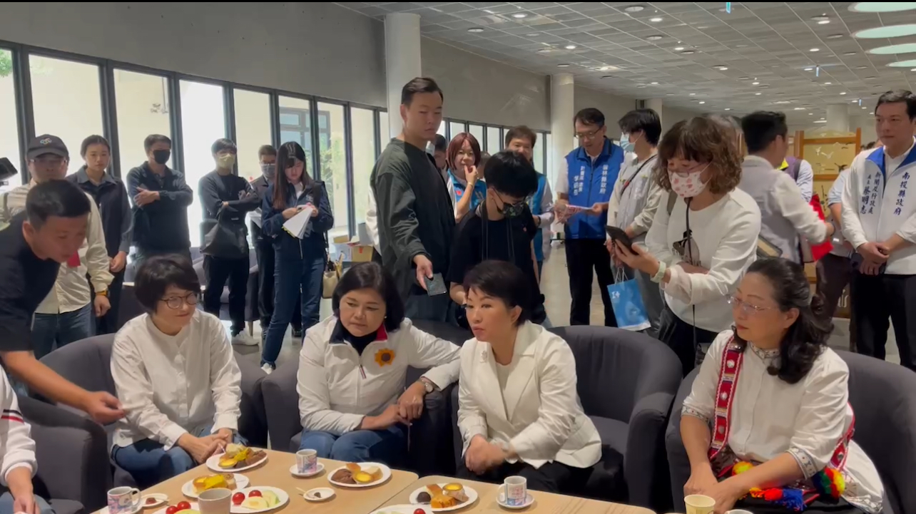 台中市长卢秀燕（右二）提到电价涨，带动物价也上涨，女性要共同关注民生与经济议题。记者洪敬浤／摄影