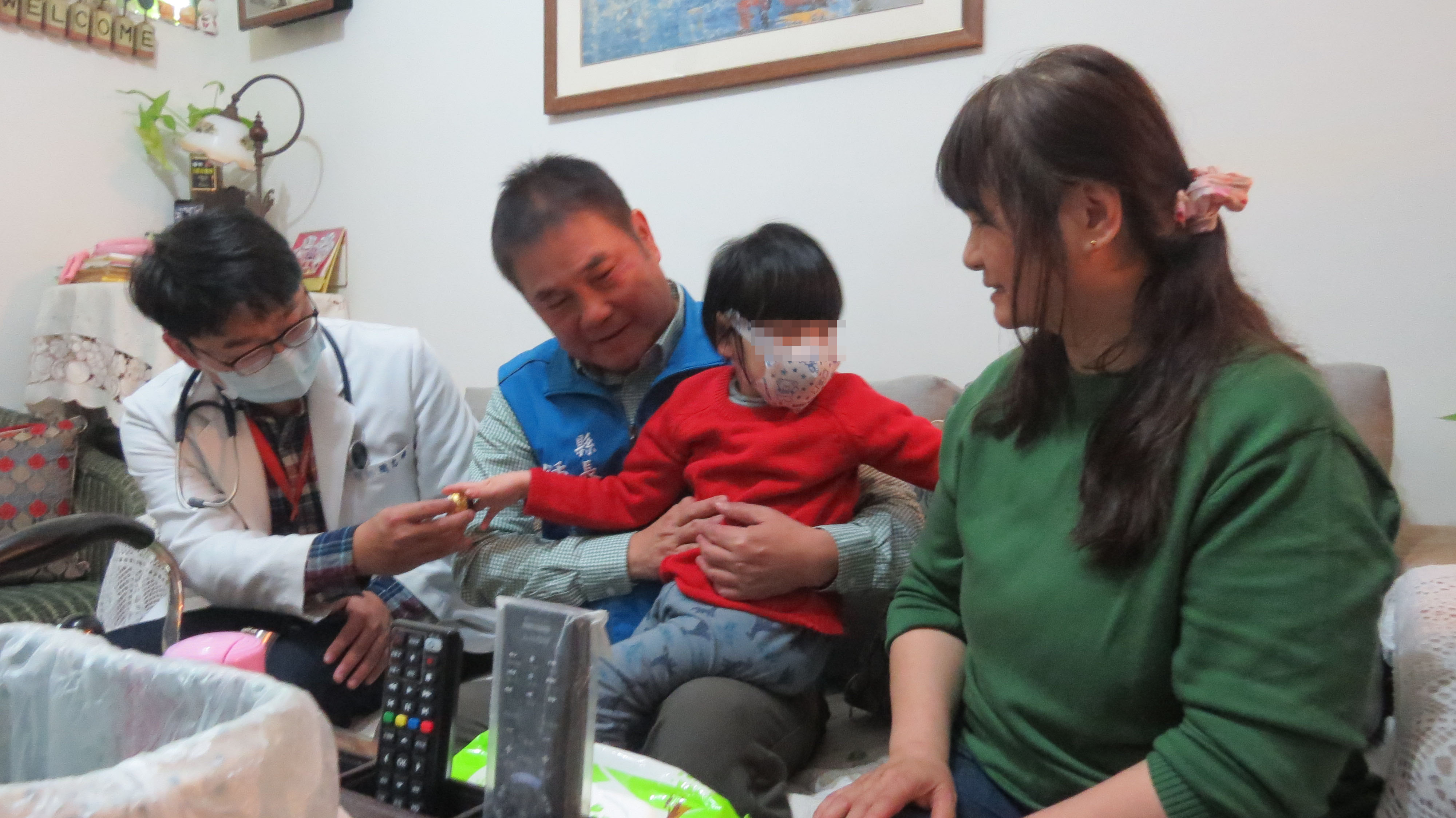 苗栗县长钟东锦（左二）今天下午访视寄养家庭，强调激励社工方案，并提出支持寄养家庭、托育人员方案。记者范荣达／摄影