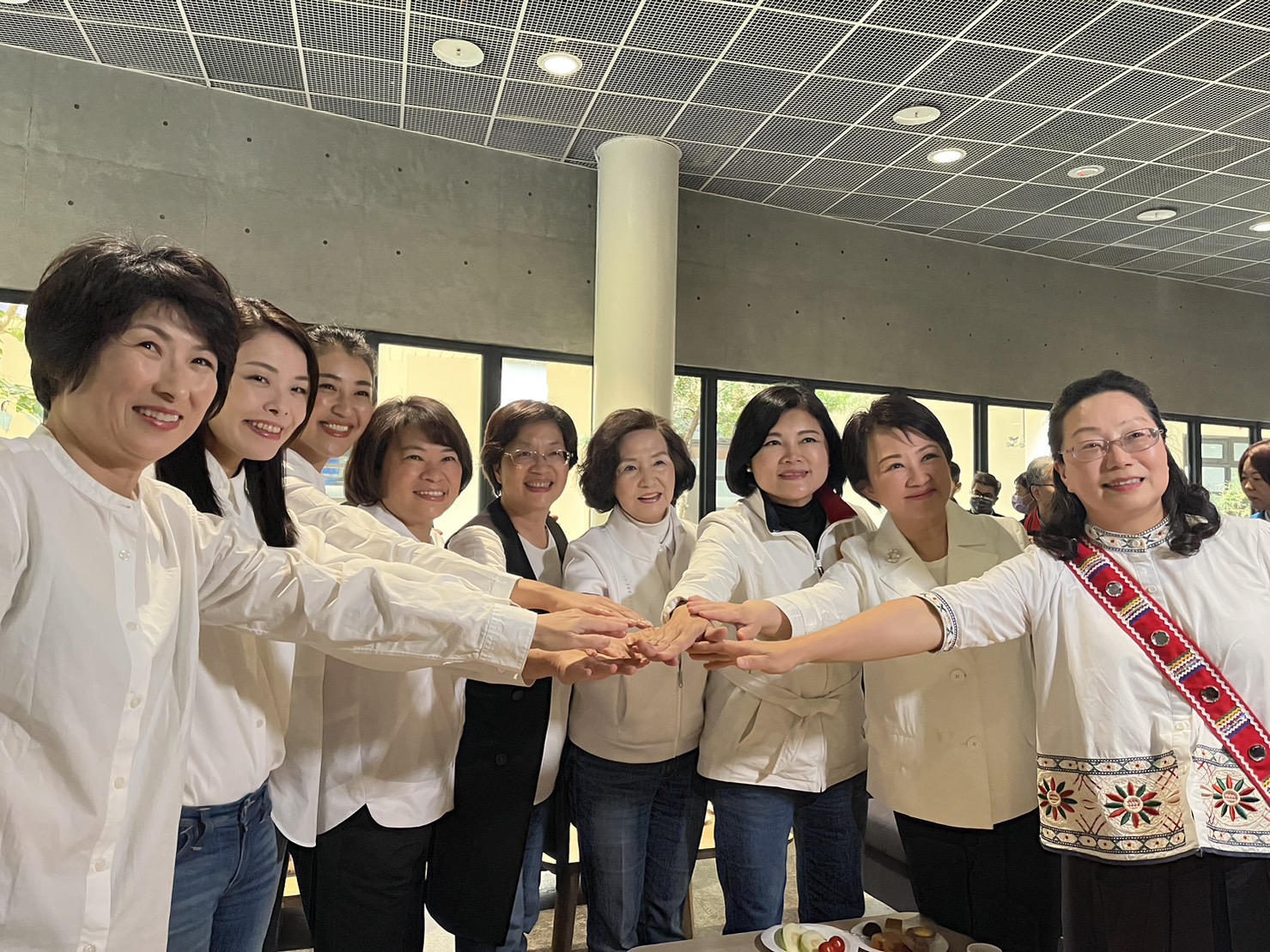台中市长卢秀燕发起「女力县市长联盟」，九人合体都穿白上衣。卢秀燕不肯站中间，退到右二合照。记者洪敬浤／摄影