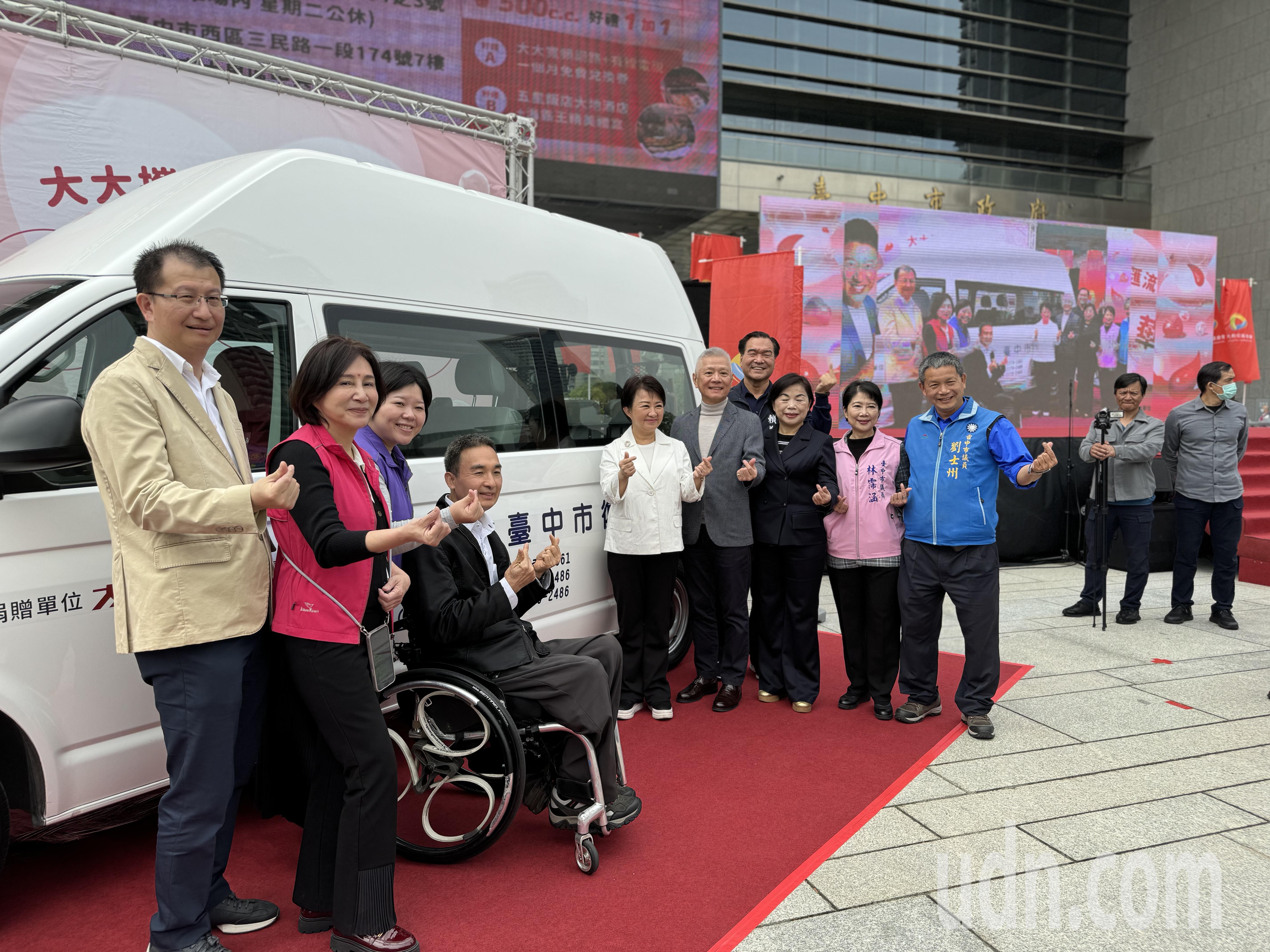 民间企业捐赠台中市政府1辆高顶复康巴士，提供身障者复康就医服务。记者刘柏均／摄影