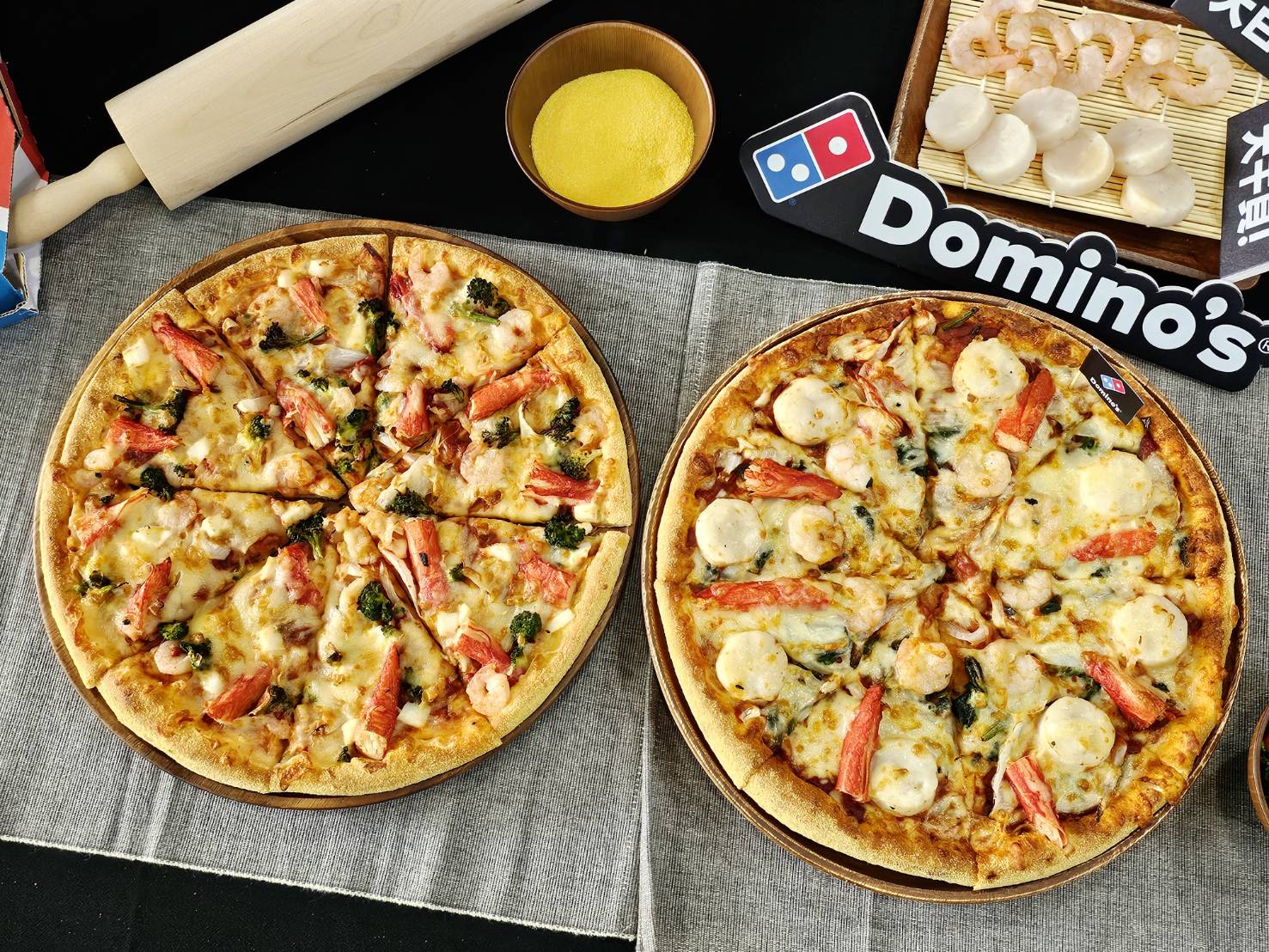 相较于停售的「海鲜披萨」（图左），「极致干贝海鲜披萨」整体用料更加豪华。记者陈睿中／摄影