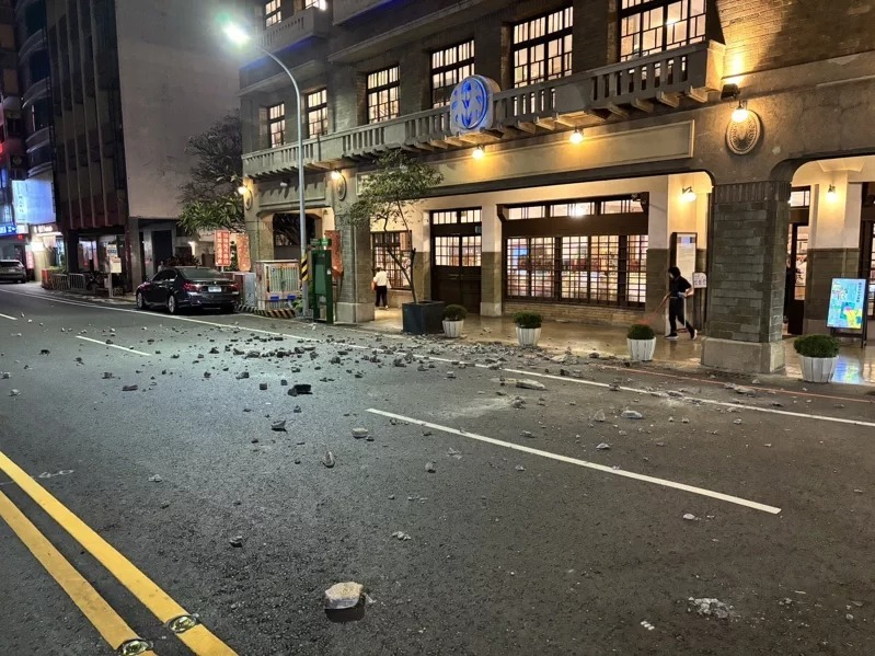 台南市中西区林百货楼，今天晚上约8点40分发生磁砖脱落，大批磁砖掉落路面，警方封锁道路。