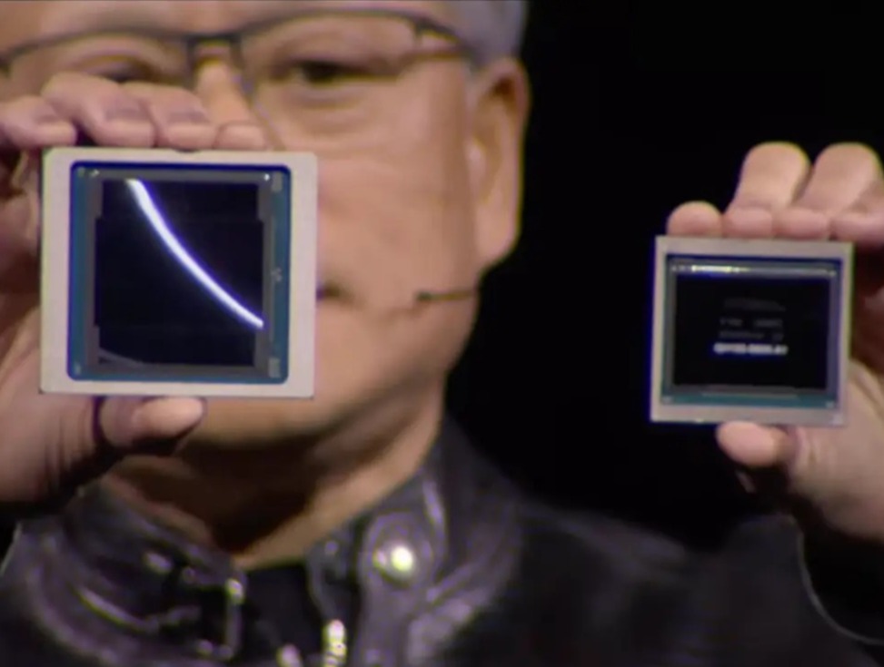 辉达GTC大会黄仁勋发表新Blackwell晶片(左)，右边其前身H100。（取自Nvidia网站）