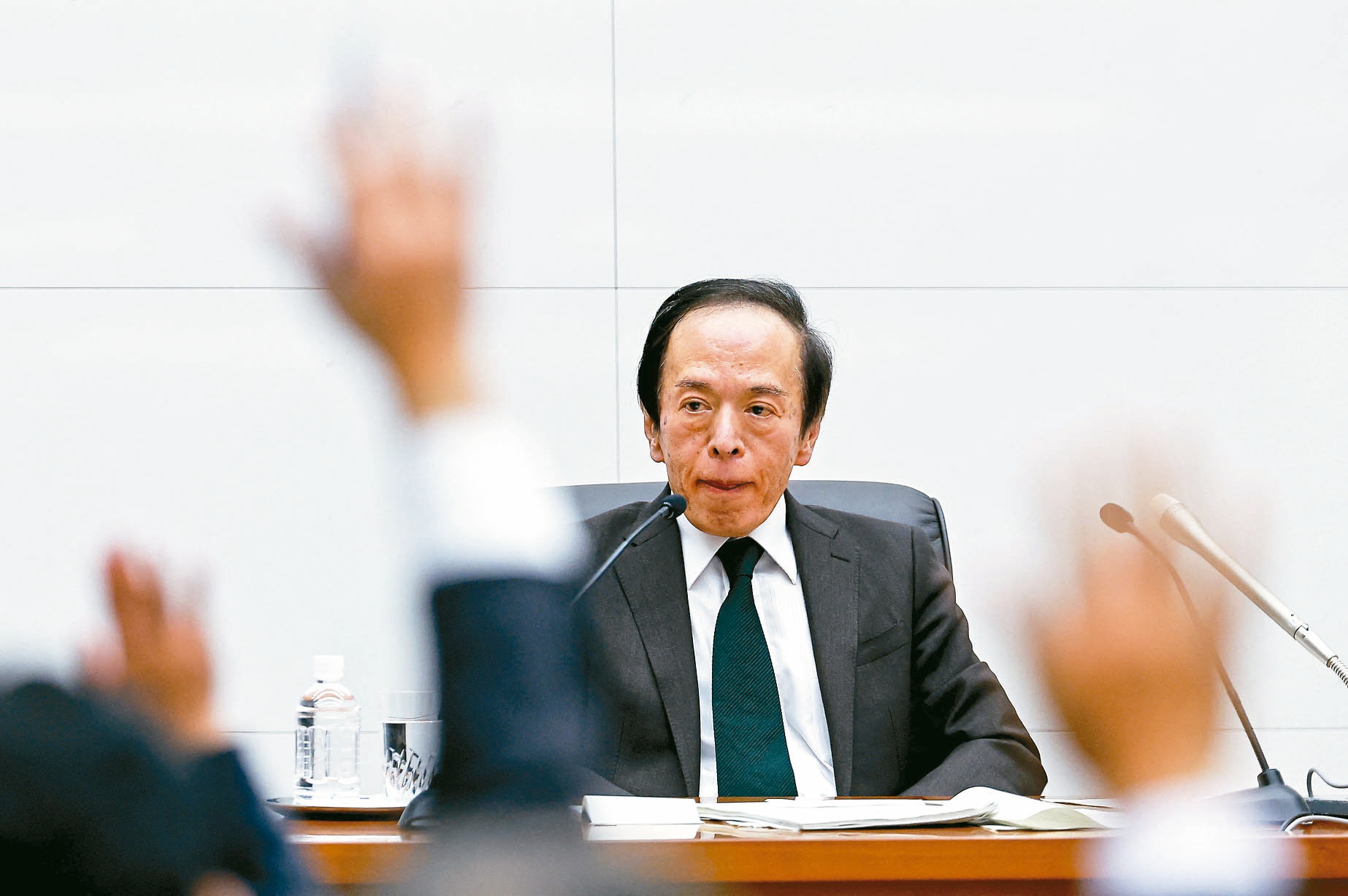 日本银行（央行）昨天宣布终结负利率政策，日银总裁植田和男举行记者会接受提问，表示将维持金融情势宽松。（路透）