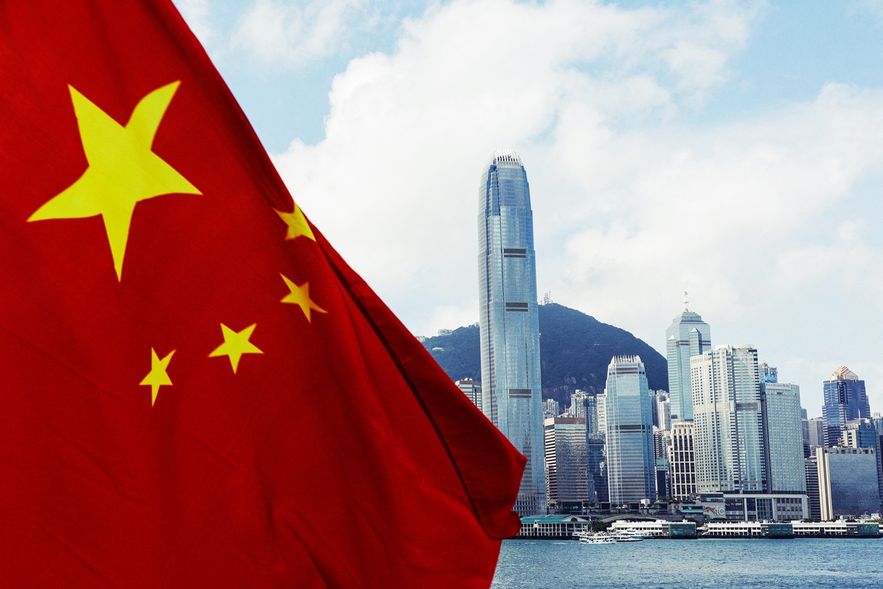香港立法会2024年3月19日全票通过基本法第23条。图为中国国旗与香港中环。 图／路透社