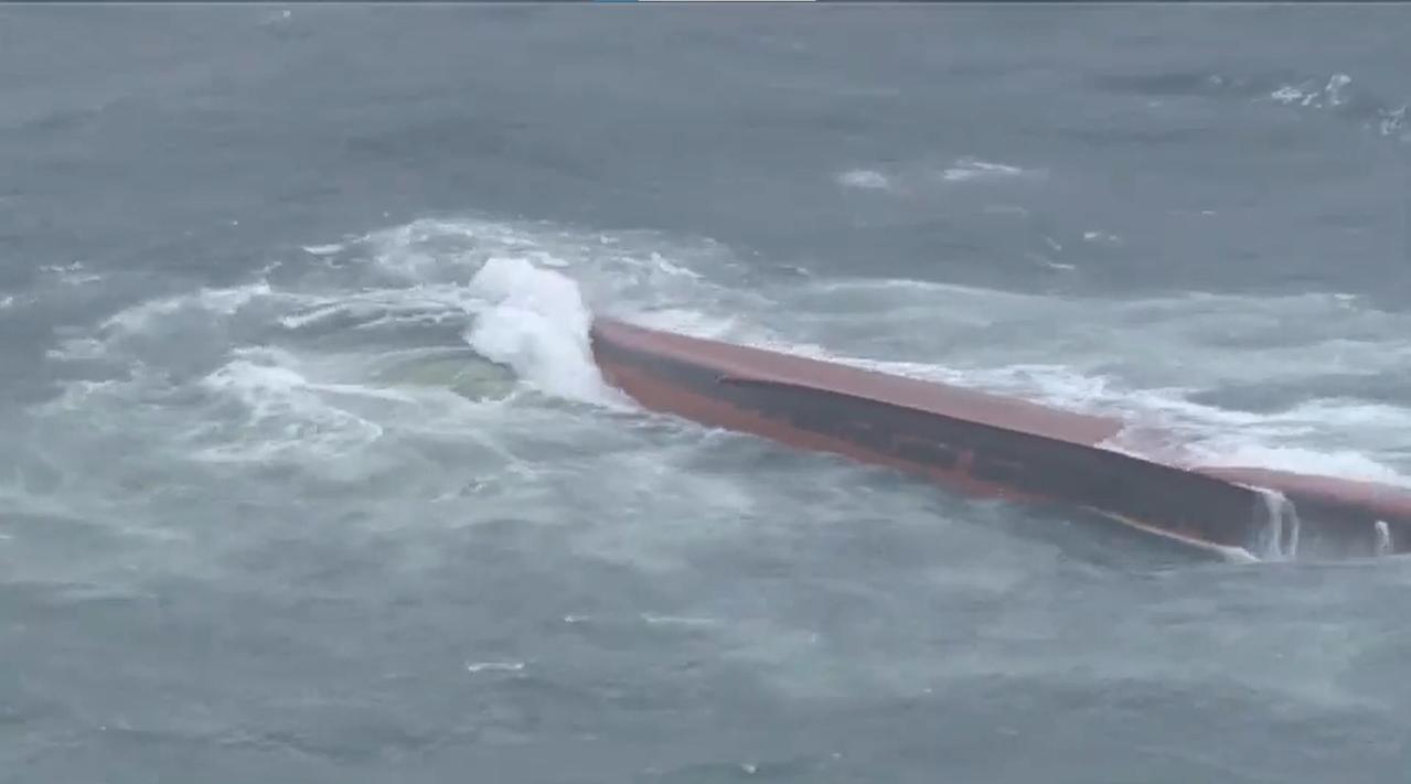 一艘载送化学物质的南韩籍船只因天候恶劣发生翻覆。取自YouTube