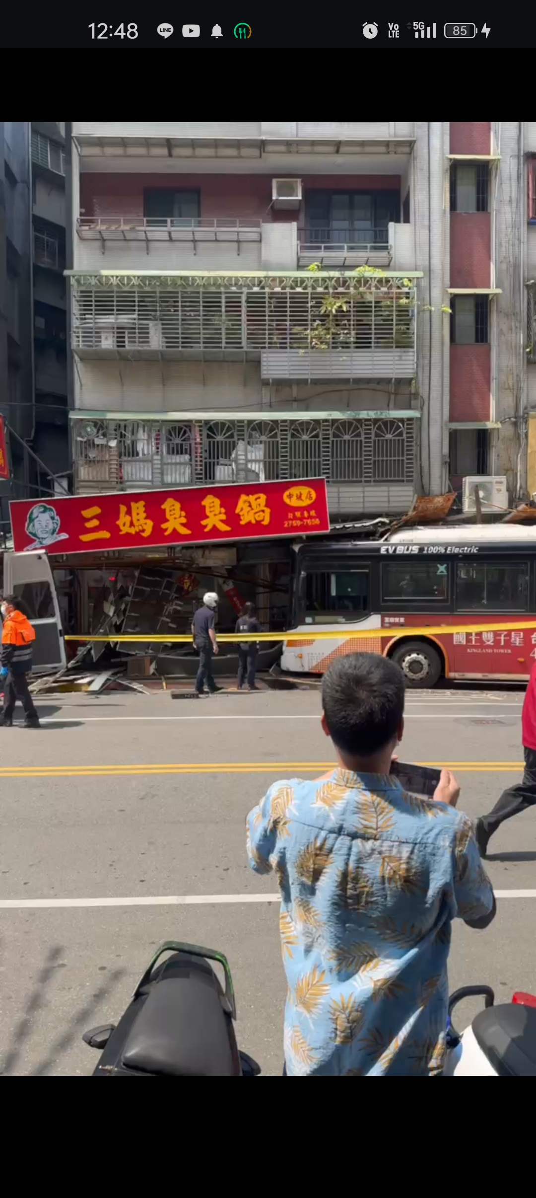 台北市一辆公车擦撞信义区一家火锅店屋簷。记者廖炳棋/翻摄