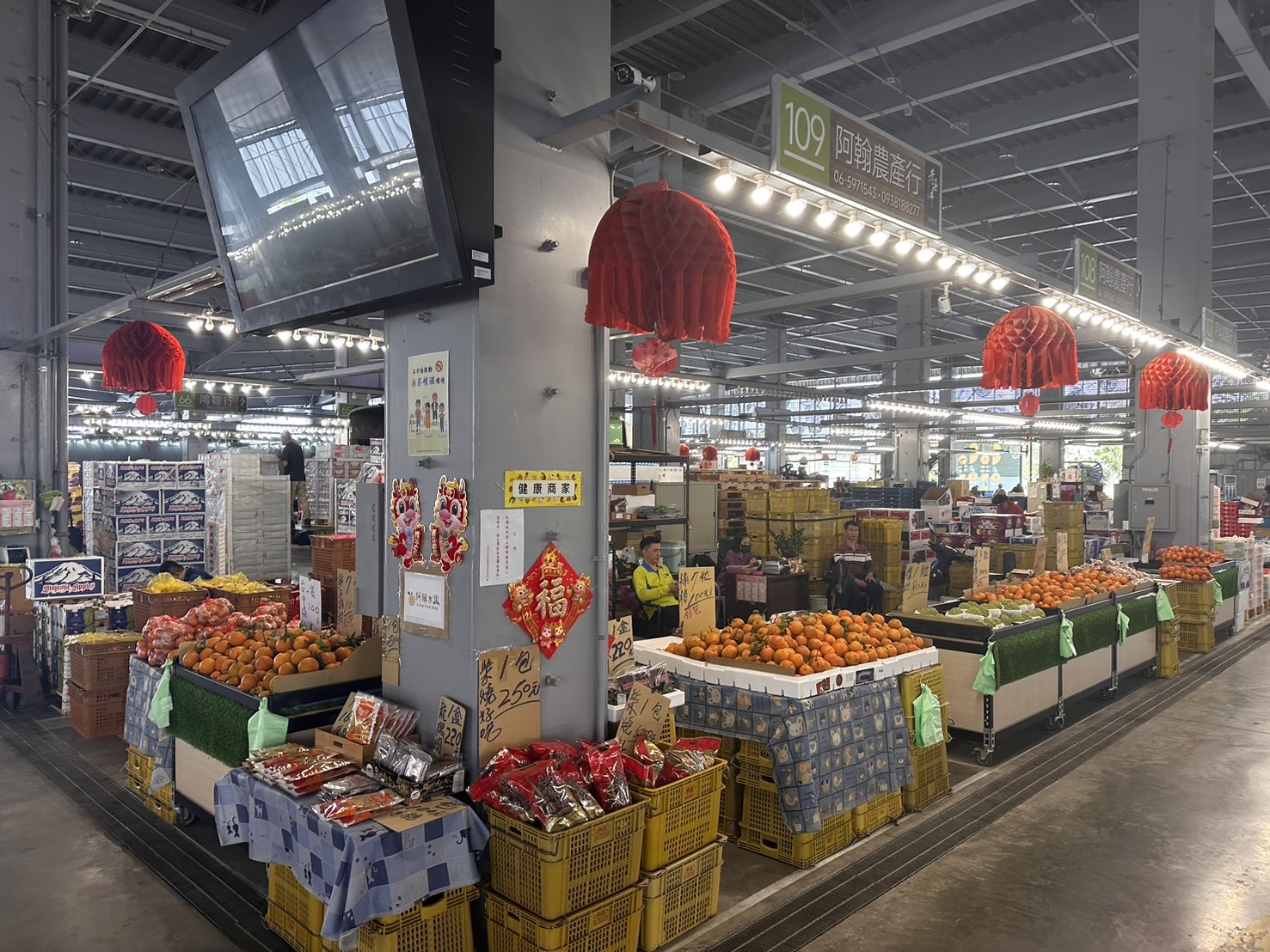 新化果菜市场目前有165家摊商自由买卖，下月起将启动拍卖中心。记者李文德／摄影