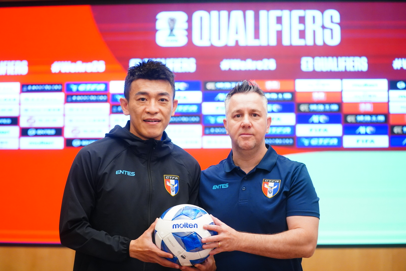 中华男足队长陈柏良（左）与总教练怀特（右）。图／中华足协提供