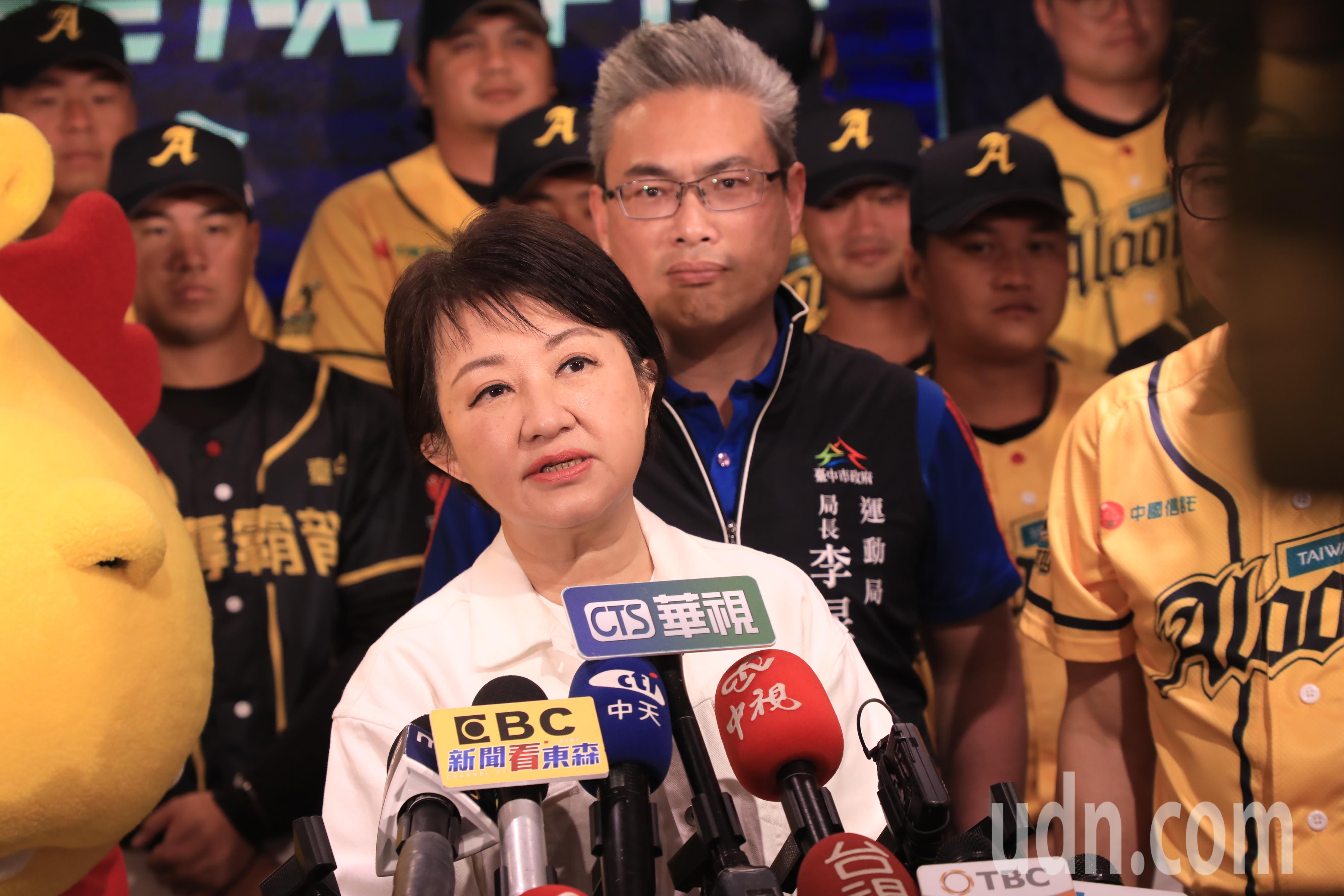 台中市长卢秀燕今表示，明天她会留在台中视察水情，请副市长到行政院会提案，希望中央调涨电价要慎重。记者余采滢／摄影
