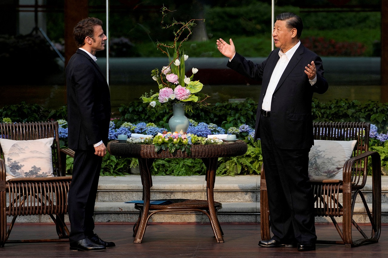 中国大陆国家主席习近平（右）去年4月随来访的法国总统马克宏（左）到访广州。路透