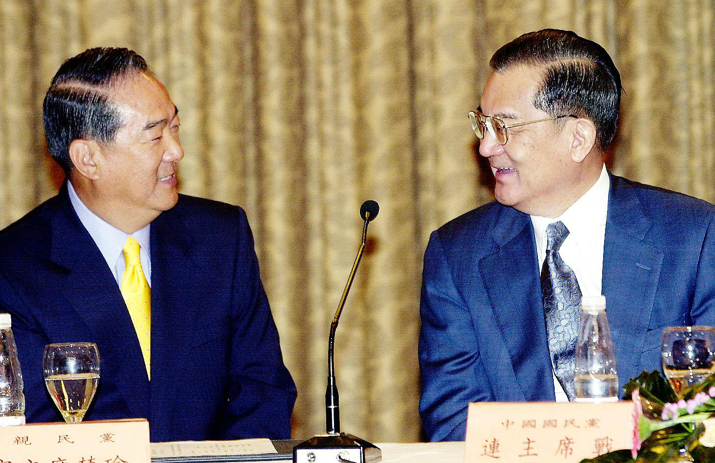 当年为了不让非绿阵营分裂，宋楚瑜（左）2004年担任连战（右）副手、促成「国亲合作」与「连宋配」。图／联合报系资料照片