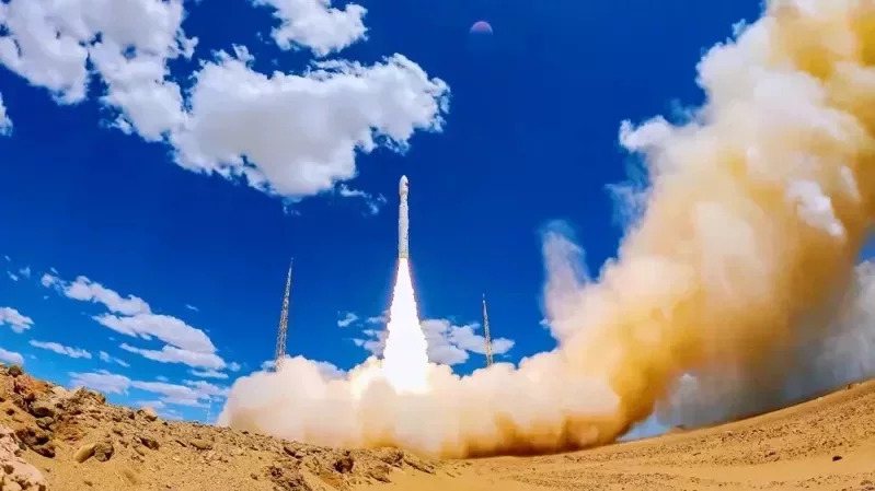 中共酒泉卫星发射中心发射火箭升空图。图／取自「大漠问天」微信公众号