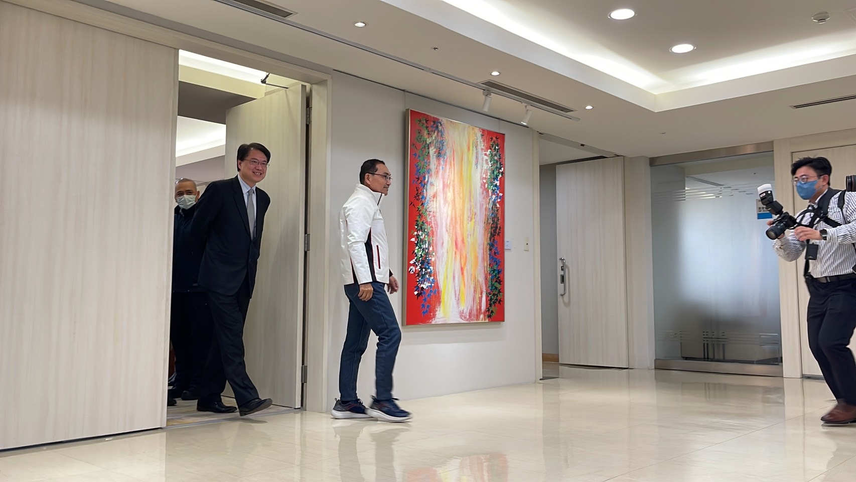 新北市长侯友宜与内政部长林右昌一起步出贵宾室。记者叶德正／摄影