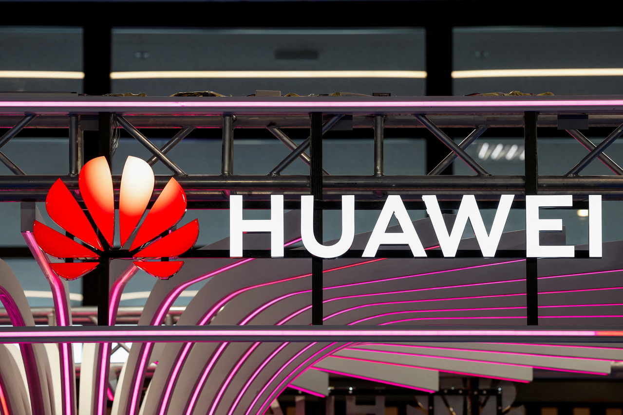 美国一位高层官员指出，中国最大晶片制造商中芯国际（SMIC）为受制裁的电信巨擘华为（Huawei）生产7奈米晶片，恐违反美国法律。
